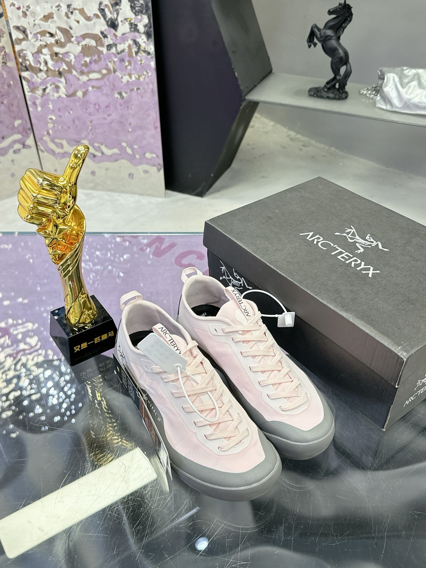 工厂价：410（女码）
广州版本 始祖鸟  高版本（防水系列）
ARC'TERYX/始祖鸟  最新款 👍户外越野跑鞋 登山鞋系列❤️
轻量级设计，每一步都如风般自由。所有脚型都能的完美贴合，无论山川湖海，都如履平地。GORE-TEX防水技术，让水分不再是阻碍，即使在潮湿的野外环境，也能保持双脚的千爽。🇨🇳
大耐磨防滑，给你在多变地形上的稳固抓地力。
配套盒中盒 飞机盒包装📦
官方码数：36-39