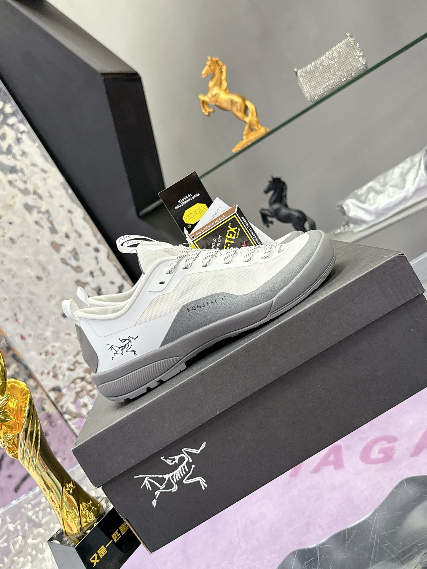 工厂价：410
广州版本 始祖鸟  高版本（防水系列）
ARC'TERYX/始祖鸟  最新款 👍户外越野跑鞋 登山鞋系列❤️
轻量级设计，每一步都如风般自由。所有脚型都能的完美贴合，无论山川湖海，都如履平地。GORE-TEX防水技术，让水分不再是阻碍，即使在潮湿的野外环境，也能保持双脚的千爽。🇨🇳
大耐磨防滑，给你在多变地形上的稳固抓地力。
配套盒中盒 飞机盒包装📦
官方码数：36-44