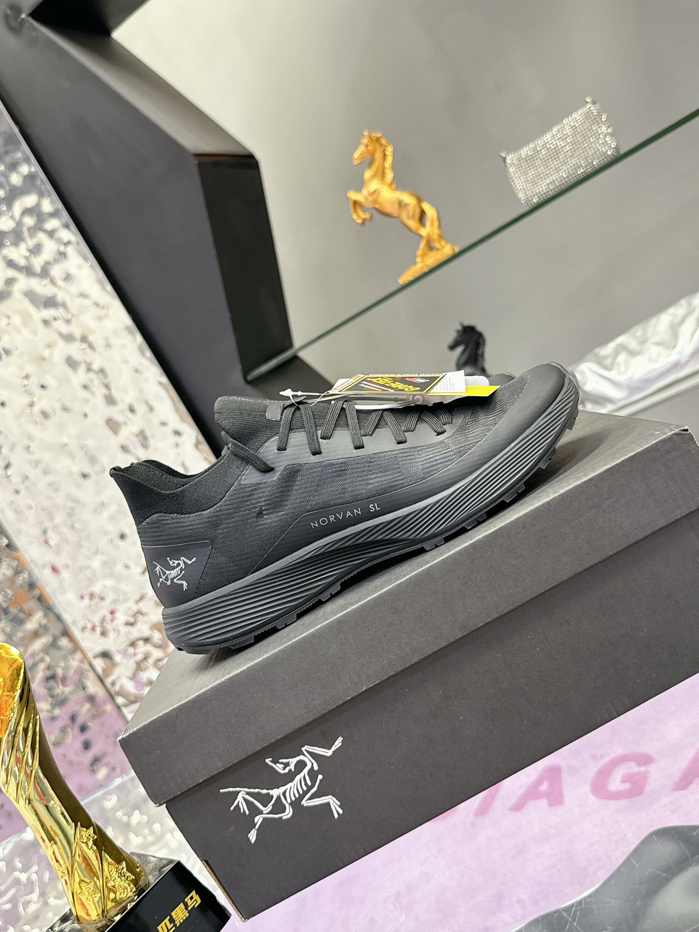 工厂价：410
广州版本 始祖鸟  高版本（防水系列）
ARC'TERYX/始祖鸟  最新款 👍户外越野跑鞋 登山鞋系列❤️
轻量级设计，每一步都如风般自由。所有脚型都能的完美贴合，无论山川湖海，都如履平地。GORE-TEX防水技术，让水分不再是阻碍，即使在潮湿的野外环境，也能保持双脚的千爽。🇨🇳
大耐磨防滑，给你在多变地形上的稳固抓地力。
配套盒中盒 飞机盒包装📦
官方码数：36-44