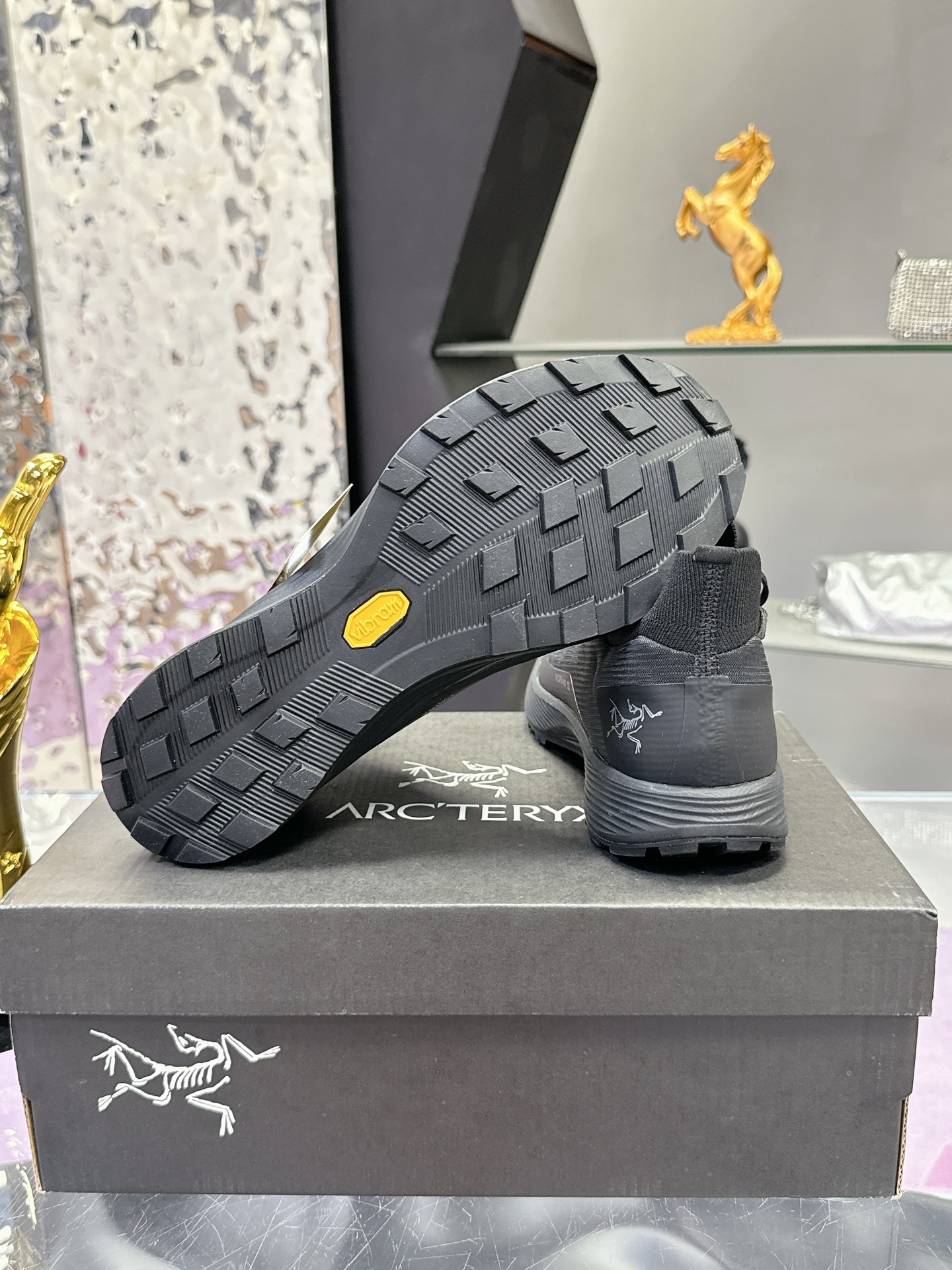 工厂价：410
广州版本 始祖鸟  高版本（防水系列）
ARC'TERYX/始祖鸟  最新款 👍户外越野跑鞋 登山鞋系列❤️
轻量级设计，每一步都如风般自由。所有脚型都能的完美贴合，无论山川湖海，都如履平地。GORE-TEX防水技术，让水分不再是阻碍，即使在潮湿的野外环境，也能保持双脚的千爽。🇨🇳
大耐磨防滑，给你在多变地形上的稳固抓地力。
配套盒中盒 飞机盒包装📦
官方码数：36-44