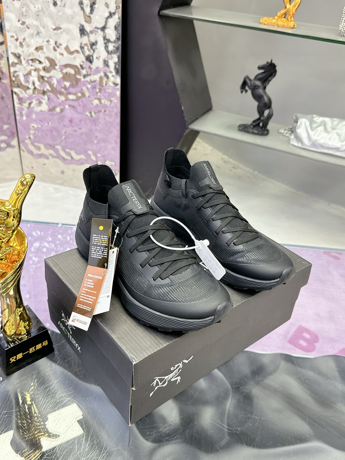 工厂价：410
广州版本 始祖鸟  高版本（防水系列）
ARC'TERYX/始祖鸟  最新款 👍户外越野跑鞋 登山鞋系列❤️
轻量级设计，每一步都如风般自由。所有脚型都能的完美贴合，无论山川湖海，都如履平地。GORE-TEX防水技术，让水分不再是阻碍，即使在潮湿的野外环境，也能保持双脚的千爽。🇨🇳
大耐磨防滑，给你在多变地形上的稳固抓地力。
配套盒中盒 飞机盒包装📦
官方码数：36-44