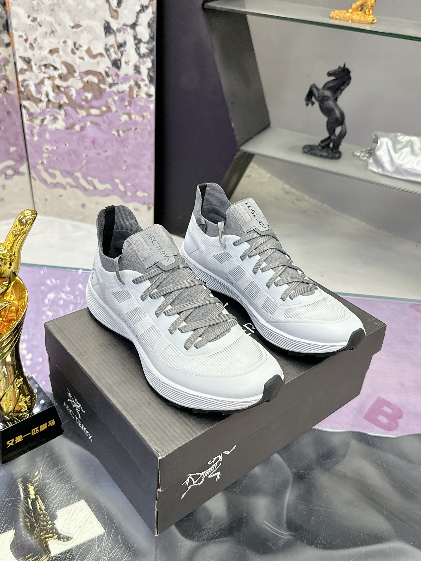工厂价：390（男码）
广州版始祖鸟  ARC'TERYX/始祖鸟  最新款 👍
Arcteryx SL3  户外越野跑鞋 登山鞋系列❤️
轻量级设计，每一步都如风般自由。所有脚型都能的完美贴合，无论山川湖海，都如履平地。GORE-TEX防水技术，让水分不再是阻碍，即使在潮湿的野外环境，也能保持双脚的千爽。🇨🇳
大耐磨防滑，给你在多变地形上的稳固抓地力💓
码数：39-45