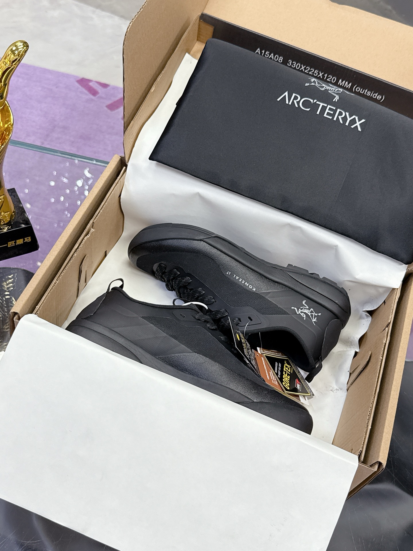 NO:413049,Guangzhou version Archaeopteryx High-end (waterproof series) ARC'TERYX/Archaeopteryx Latest outdoor trail running shoes hiking shoes series Lightweight design, every step is as free as the wind. All foot types can fit perfectly, no matter mountains, rivers, lakes and seas, they are like walking on flat ground. GORE-TEX waterproof technology allows moisture to no longer hinder, and can keep your feet happy even in humid wild environments. Large wear-resistant and non-slip, giving you a stable grip on changing terrain. Packaging box Aircraft box packaging Official size 36-44, casual shoes/sports shoes arc'teryx, sneakers19860909广州版本 始祖鸟 高版本（防水系列） ARC'TERYX/始祖鸟 最新款 户外越野跑鞋 登山鞋系列 轻量级设计,每一步都如风般自由.所有脚型都能的完美贴合,无论山川湖海,都如履平地.GORE-TEX防水技术,让水分不再是阻碍,即使在潮湿的野外环境,也能保持双脚的千爽. 大耐磨防滑,给你在多变地形上的稳固抓地力. 配套盒中盒 飞机盒包装 官方码数36-44,休闲鞋/运动鞋arc'teryx,sneakers,Women's Shoes