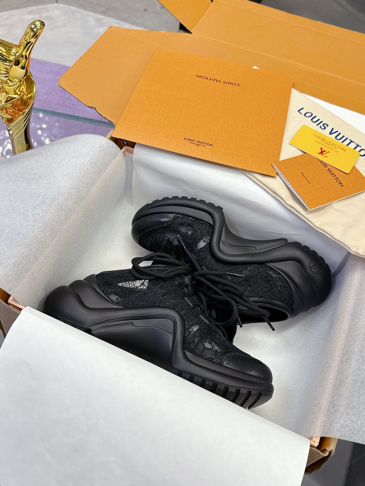 NO:423392,Lv Daddy Shoes Series Semi-Travel Top-Level Women's Model LV Louis Vuitton Donkey Brand L Home Archlight Series Classic Daddy Shoes Semi-Travel Arch Bridge Sneakers Space Shoes Original Purchase and Development Made In Made This model LV Archlight Heeled Sneakers are made of smooth cowhide leather, craftsmanship perforated Monogram floral pattern, and the same elements are embellished with shoelace rings. The wide wavy outsole presents the LV Circle logo, slowly revealing the summer atmosphere. The delivery counter is exquisitely packaged. Fabric: original imported cowhide, original custom soft sheepskin lining. Sole original open mold genuine U-shaped arch bridge outsole. Sole thickness 5CM Size: women's model 35-40, daddy shoes semi-Travel, louis vuitton, louis vuitton, louis  vuitton, louis vuitton,sneakers,cowhide,sheepskin19860909Lv老爹鞋系列 半拖 顶级版本女款 LV路易威登 驴牌L家Archlight系列 经典 老爹鞋 半拖 拱桥 运动鞋 太空鞋 原版购入开发 做货 本款 LV Archlight 露跟运动鞋取材光滑牛皮革,以工致穿孔描摹 Monogram 花卉图案,并以相同元素点缀鞋带圈环.宽大波浪形外底呈现 LV Circle 标识,缓缓流露夏日气息 配送专柜精美包装 面料:原版进口头层牛皮 内里原版定制柔软羊皮里 鞋底原版开模正版U型拱桥大底 底厚5CM Size:女款35-40,老爹鞋半拖,louis vuitton,louis vuitton,louis vuitton,louis vuitton,sneakers,cowhide,sheepskin,Women's Shoes