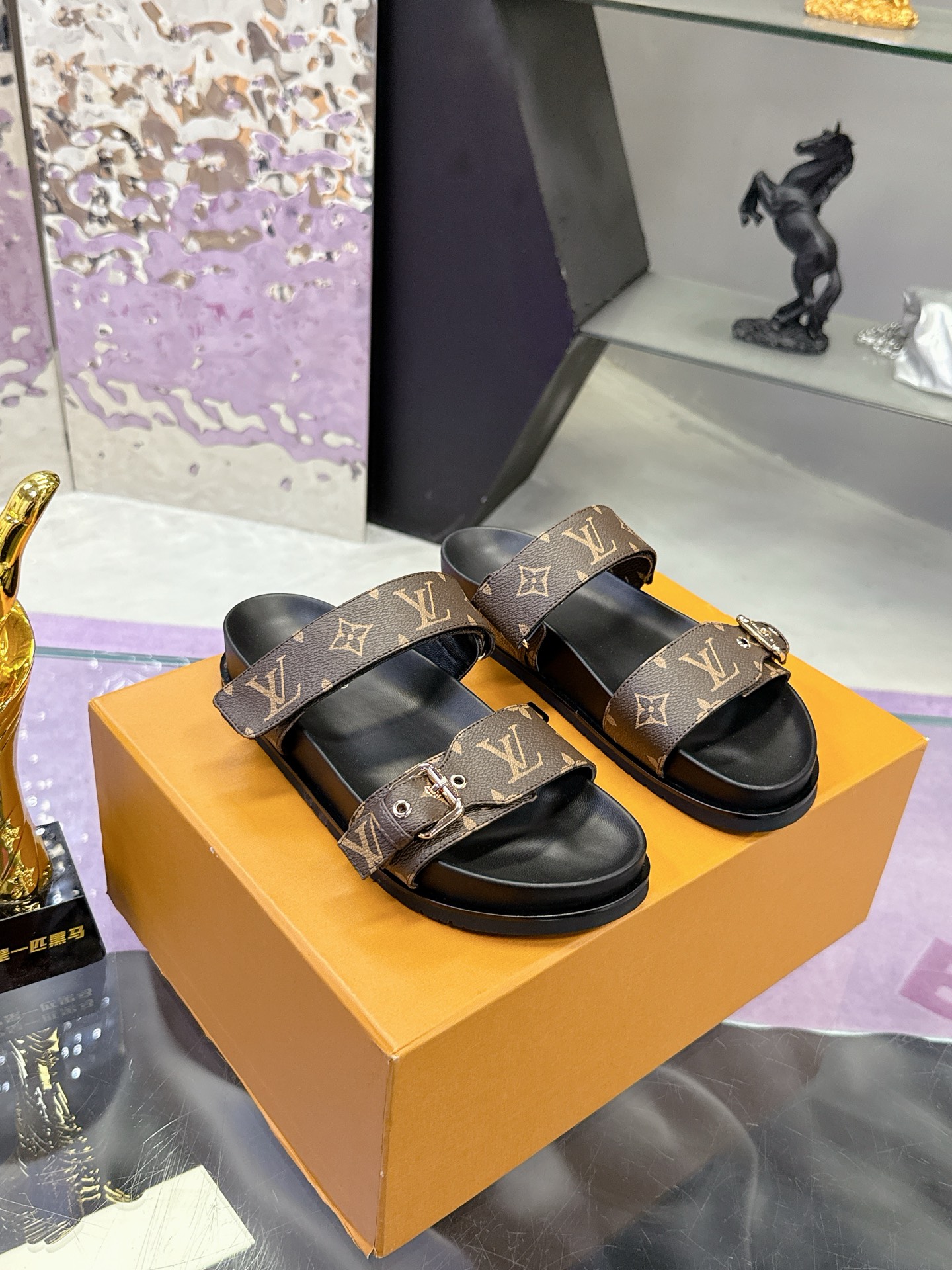 NO:413193,Donkey series sandals Lv sandals semi-trailer latest model--LOUIS VUITTON | Louis Vuitton Latest fashion casual semi-slippers ~ Purchase level latest trendy products in the season Many bloggers have planted grass and purchased the original mold customization. The upper is made of denim LV letter craftsmanship and hardware logo. The master's professional research on hollow combination design and applied linguistics is very versatile and fashionable and casual outfit, comfortable to wear. I keep it for my own recommendation!  Upper cowhide inner sheepskin standard size, exclusive original mold opening clear log number 35-40 Packaging original packaging, slippers, louis vuitton, louis vuitton, louis vuitton, louis vuitton, louis vuitton, louis vuitton, louis vuitton, sandals, slippers, cowhide, sheepskin19860909驴家系列凉鞋Lv凉鞋半拖 最新款-- LOUIS VUITTON | 路易威登 最新时尚休闲半拖鞋～代购级当季最新潮品 众多博主纷纷种草,入购原版开模定制,鞋面采用牛仔LV字母工艺配上五金大logo,镂空组合设计与应用语言学硕士专业研究非常百搭时尚休闲穿搭,上脚舒适 自留推荐！ 鞋面牛皮 内里羊皮标准码 垫脚独家原版开模清晰log 码数35-40 包装原版包装,拖鞋,louis vuitton,louis vuitton,louis vuitton,louis vuitton,louis vuitton,sandals,slippers,cowhide,sheepskin,Women's Shoes