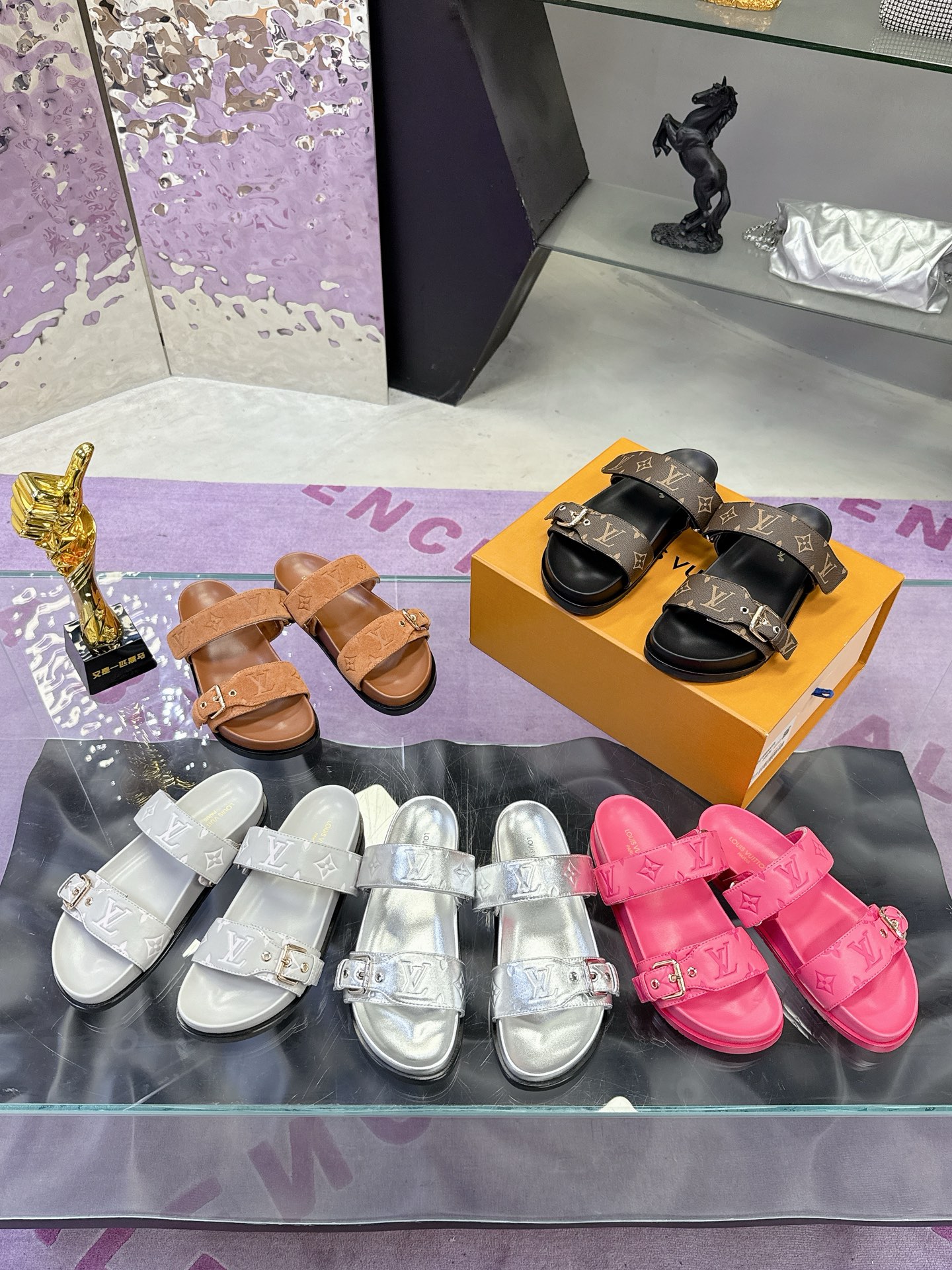 NO:413201,Official popular models Lv sandals slipper series, slippers, louis vuitton, sandals, slippers19860909官方热门款 Lv凉鞋 拖鞋系列,拖鞋,louis vuitton,sandals,slippers,Women's Shoes