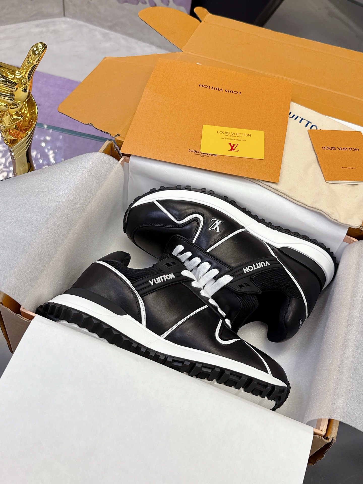 NO:413053,(with airplane box) (first out men's size with 50 pendants, choose from) Louis Vuitton runaway maxi sneakers bread shoes Lv runaway maxi black and white color matching fat Ding This fat and cute shoe is very comfortable on the feet. It should be the most comfortable to accept at present. Suitable for daily commuting and very versatile. Whether it is straight-tight fenders, you can wear your own style. Smooth cowhide uppers incorporate contrasting L letters and Vuitton logo. Light rubber wedge outsole cited running shoes configuration. Cowhide/fabric rubber outsole embellishes Louis Vuitton logo. Size women's model 35-40. Men's model 39-45. Men's model 39-45. Men's model 39-45. Men's shoe/sports shoes, louis vuitton, louis vuitton, louis vuitton, louis  vuitton,sneakers,cowhide19860909（配飞机盒）（先出男码配挂件50 任君选择） Louis Vuitton runaway maxi 运动鞋 面包鞋  Lv runaway maxi 黑白配色的胖丁 这个胖胖呼呼的好可爱 这个鞋上脚非常舒服 应该是目前男款能接受度里的最舒适的 适合日常通勤 非常百搭 不管是直筒喇叭卫裤 都能穿出自己的风格光滑牛皮革鞋面融入撞色L 字母和 Vuitton标识 轻盈橡胶坡跟外底援引跑鞋构型 牛皮革/织物橡胶外底点缀路易威登标识 码数女款35-40 男款39-45（男款先出）,休闲鞋/运动鞋,louis vuitton,louis vuitton,louis vuitton,sneakers,cowhide,Women's Shoes