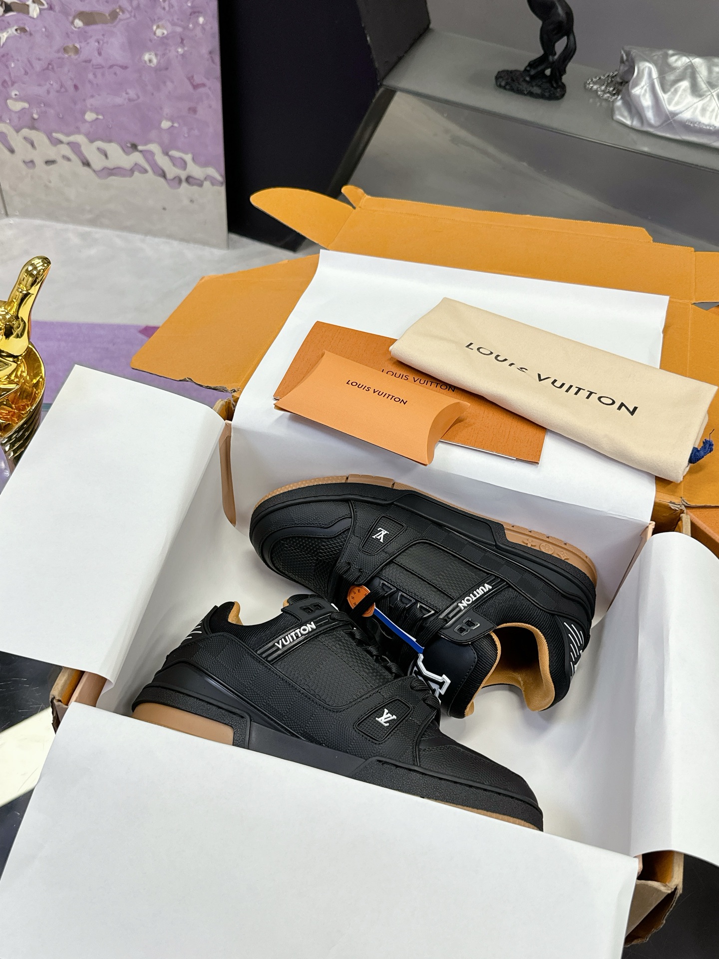 NO:413071,(Aircraft Box 10) Original Development Quality Shipping Welcome to compare LV Board Shoes Series LV Trainer Maxi Sneakers introduce the loose silhouette of the ready-to-wear series into the LVTrainer Sneakers designed by Virgil Abloh, and made its debut in the spring and summer men's clothing show. The cowhide upper is combined with rough fabric laces to point out the classic elements of the brand with colorful beads. The LV letters are marked on the tongue, and Monogram flowers live on the outsole. The mixed material is made of top layer cowhide, wrapped in custom-made special printed denim, thick lace-up design, with Monogram large print on the side, the tongue and heel 'lv 54' badge embellishment, and the rubber outsole is decorated with Monogram flowers,  The inner cotton footbed of mesh cloth is as comfortable as ever, with high-quality inheritance and quality first, worth owning!  Size 39-45 for men (customized by 38 and 46) Full package with original gift box, casual shoes/sports shoes, louis vuitton, sneakers, cowhide19860909（飞机盒10） 原版开发 品质出货 欢迎对比 LV板鞋系列 LV Trainer Maxi运动鞋将成衣系列的宽松廓形引入VirgilAbloh笔下的LVTrainer运动鞋设计,在春夏男装秀场瞩目亮相.牛皮革鞋面结合粗犷织物鞋带,以缤纷串珠点明品牌经典元素.LV字母标注鞋舌,Monogram花卉栖身外底. 混合材质 采用头层牛皮制成,进口定制专用印花牛仔布包裹,粗鞋带系带设计,侧面带 Monogram 大印花, 鞋舌及后跟”lv 54“徽章点缀,橡胶外底饰有 Monogram 花卉, 网布内里棉垫脚,舒适性一如既往的达到极致,精品传承,品质至上,值得拥有！ 码数男款39-45（38和46定制） 全套包装搭配原版礼盒,休闲鞋/运动鞋,louis vuitton,sneakers,cowhide,Women's Shoes