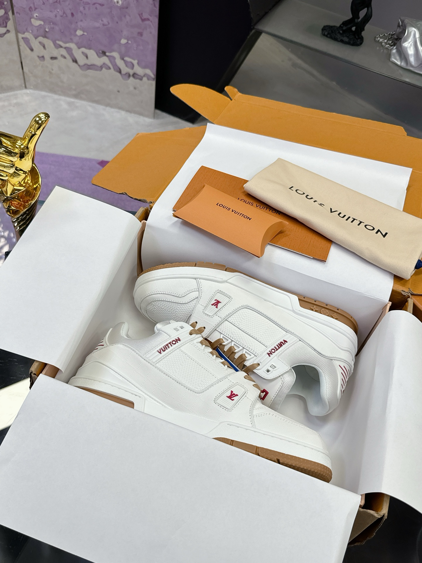 NO:344944,Real price Original development Quality shipping Welcome to compare LV board shoes series LV Trainer Maxi sneakers introduce the loose silhouette of the ready-to-wear series into the LVTrainer sneaker design written by Virgil Abloh, and made its debut in the spring and summer men's clothing show. The cowhide upper is combined with rough fabric laces to point out the classic elements of the brand with colorful beads. The LV letters are marked on the tongue, and Monogram flowers live on the outsole. The mixed material is made of top layer cowhide, imported custom-made special printed denim wrap, thick lace-up design, Monogram large print on the side, the tongue and heel 