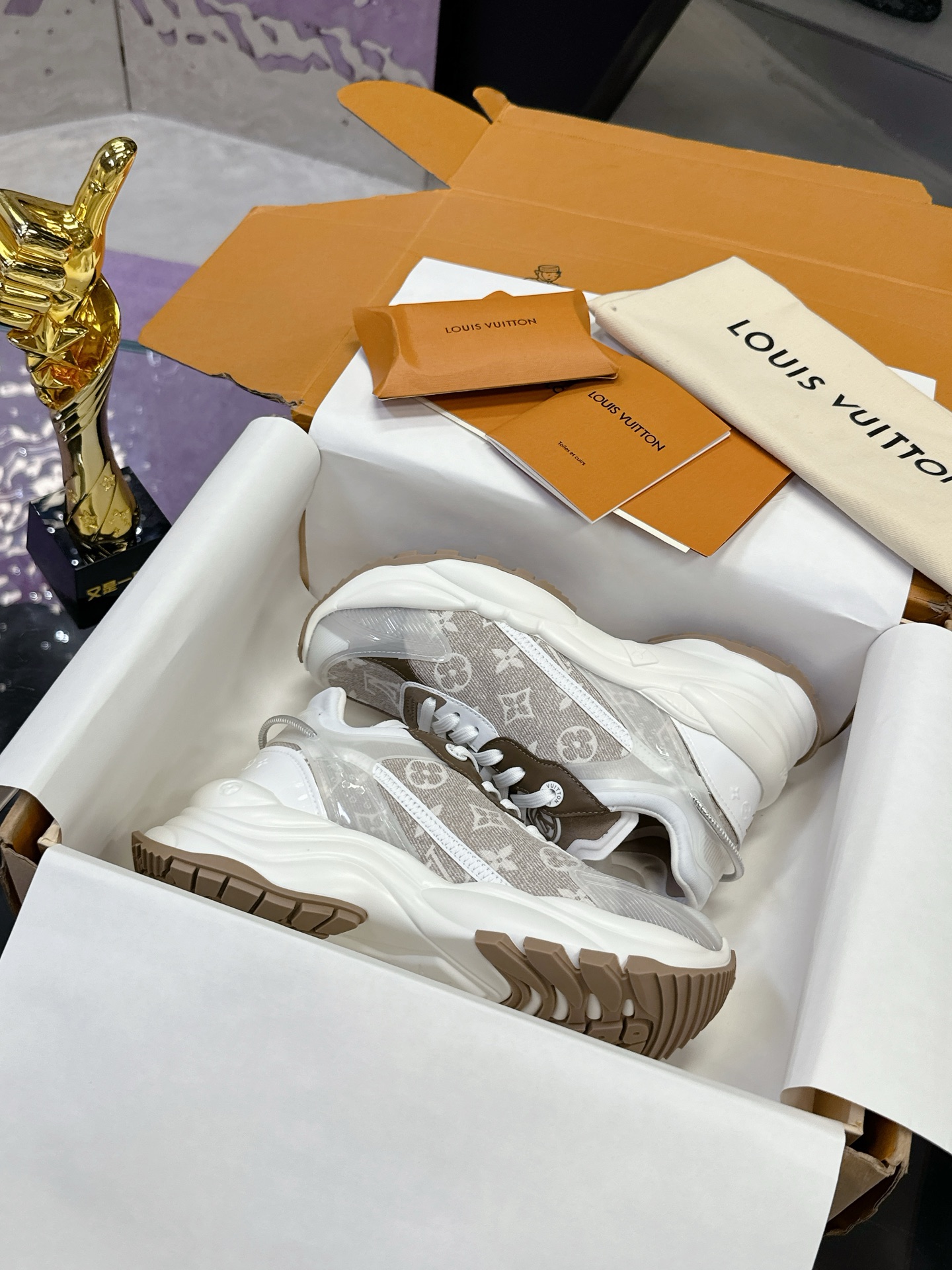 NO:347011,Real price Top version Lv sports shoes series Couple style The official website counter is one-to-one, major internet celebrity catwalk styles, LV Louis Vuitton Run 55 sports shoes with mesh fabric, rubber and viscose and other technological materials, and are matched with cowhide leather materials to share the style of sports. The iconic elements such as the back strap of the Monogram canvas convey the brand's interest. Superb and unique craftsmanship Lv sports shoes series Size 34-44,,louis vuitton,louis vuitton,sneakers,cowhide19860909实价 顶级版本 Lv运动鞋系列 情侣款 官网专柜一比一制作,各大网红明星走秀款,LV路易威登Run 55 运动鞋拼合网格面料、橡胶和粘胶等科技材质,搭配牛皮革材质,共同洋溢运动格调.Monogram 帆布后袢带等标志性元素传递品牌意趣. 工艺精湛独特 Lv运动鞋系列 码数34-44,,louis vuitton,louis vuitton,sneakers,cowhide,Men's shoes