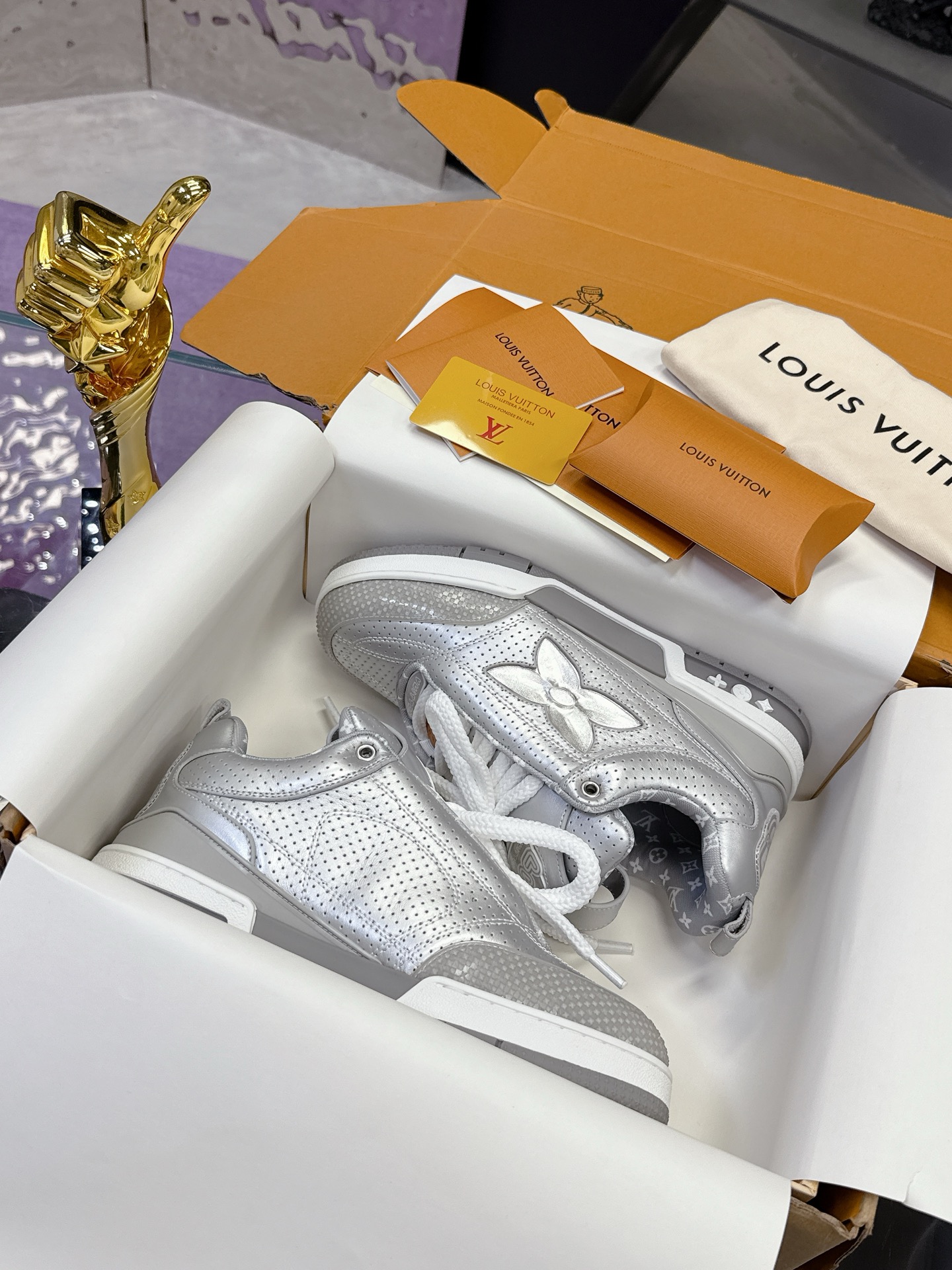 NO:413118,(Aircraft Box 10) 5 Officially synchronized new colors Louis Vuitton catwalk skate shoes hits, LOUIS VUITTON Trainer is undoubtedly one of the most successful Sneakers launched by luxury brands, but the pace of exploration will not stop. LOUISVUITTON will also bring a new skate shoe series in spring 2025. The new series in the picture returns to the 1990s. Chunky Skate Shoes feels like the upper, the leather and mesh are made of uppers, the large silhouette and thick shoelaces are very eye-catching, and it is expected to have quite a lot of color matching like Trainer. Combined with the previous DIOR show skate shoes, this Chunky style may be stronger next year. Lv bread shoes series couples Size: men 39-46, casual shoes/sports shoes, dior, louis  vuitton, louis vuitton, louis vuitton, snakers19860909（飞机盒10）  5  官方同步新颜色 路易威登走秀滑板鞋爆款, LOUIS VUITTON Trainer无疑是奢侈品牌推出的最成功的Sneaker之一,不过探索的脚步并不会停,LOUISVUITTON也将在2025年春季带来全新滑板鞋系列.图中新系列回到了90年代 Chunky Skate Shoes既视感,皮革与网面打造鞋面,肥大的廓形与粗鞋带都非常惹眼,预计也会像Trainer一样拥有相当多的配色.结合此前 DIOR秀场滑板鞋来看,明年或许这股Chunky风会更加强劲.  Lv面包鞋系列 情侣款 Size:男39-46,休闲鞋/运动鞋,dior,louis vuitton,louis vuitton,louis vuitton,sneakers,Women's Shoes