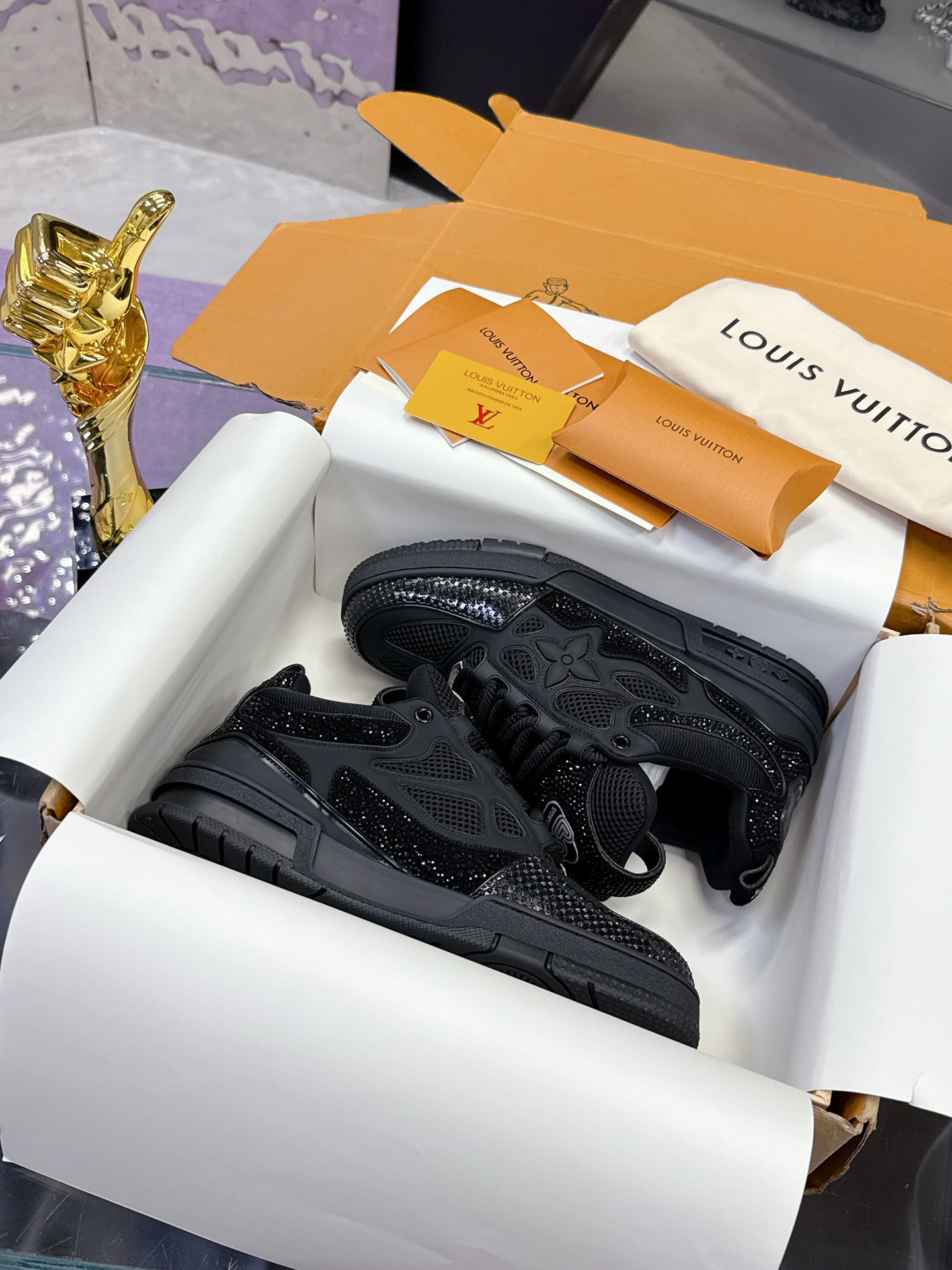 NO:413125,Bread shoes, diamond surface, new colors are added. Craft series 5/ Louis Vuitton catwalk skate shoes hits, LOUIS VUITTON Trainer is undoubtedly one of the most successful Sneakers launched by luxury brands, but the exploration will not stop LOUISVUITTON will also bring a new skate shoe series in spring 2025. The new series in the picture returns to the 1990s. Chunky Skate Shoes feels like the upper, the leather and mesh are made of uppers, the large silhouette and thick shoelaces are very eye-catching, and it is expected to have quite a lot of color matching like Trainer. Combined with the previous DIOR show skate shoes, this Chunky style may be stronger next year. Size: Women 35-40 Men 39-46, casual shoes/sports shoes, dior, louis  vuitton, louis vuitton,sneakers19860909面包鞋 钻面 又加新颜色啦 工艺系列 5/ 路易威登走秀滑板鞋爆款, LOUIS VUITTON Trainer无疑是奢侈品牌推出的最成功的Sneaker之一,不过探索的脚步并不会停LOUISVUITTON也将在2025年春季带来全新滑板鞋系列.图中新系列回到了90年代 Chunky Skate Shoes既视感,皮革与网面打造鞋面,肥大的廓形与粗鞋带都非常惹眼,预计也会像Trainer一样拥有相当多的配色.结合此前 DIOR秀场滑板鞋来看,明年或许这股Chunky风会更加强劲. Size:女35-40 男39-46,休闲鞋/运动鞋,dior,louis vuitton,louis vuitton,sneakers,Women's Shoes