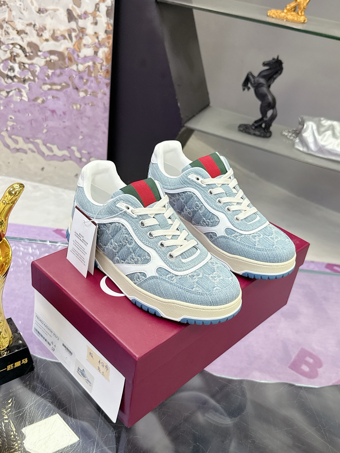 NO:413130,Gucci Gucci latest popular couple sneakers series Original purchase and development Made in goods, this high and low top sneaker adopts a basketball-style silhouette design, cleverly incorporates hollow pieces and old-fashioned effects, showing unique ingenuity. The ingenuity integrates interlocking double G styling accessories and Gucci letters and other brand logo details, paying low-key tribute to the brand design inheritance. Delivery counter exquisite packaging, original custom fabric imported top layer cowhide, imported top layer cow leather, sole imported sole original molded TPU sole Sole Thickness: 3cm Size: Women's 35-41 Men's 38-46 (Female 41 Men's 38-46 Customized), casual shoes/sports, gucci, gucci, sneakers, cowhide19860909Gucci古驰 最新爆款情侣运动鞋系列 原版购入开发 做货,这款高低帮运动鞋采用篮球风格廓形设计,巧妙融入镂空拼片和做旧效果,尽显别样匠心.匠心融蕴互扣式双G造型配件和Gucci字样等品牌标识细节,低调致敬品牌设计传承. 配送专柜精美包装 面料原版定制进口头层牛皮 内里进口头层牛里 鞋底原版开模TPU鞋底 底厚:3cm Size:女款35-41 男38-46（ 女41 男38 46 订做）,休闲鞋/运动鞋,gucci,gucci,sneakers,cowhide,Women's Shoes