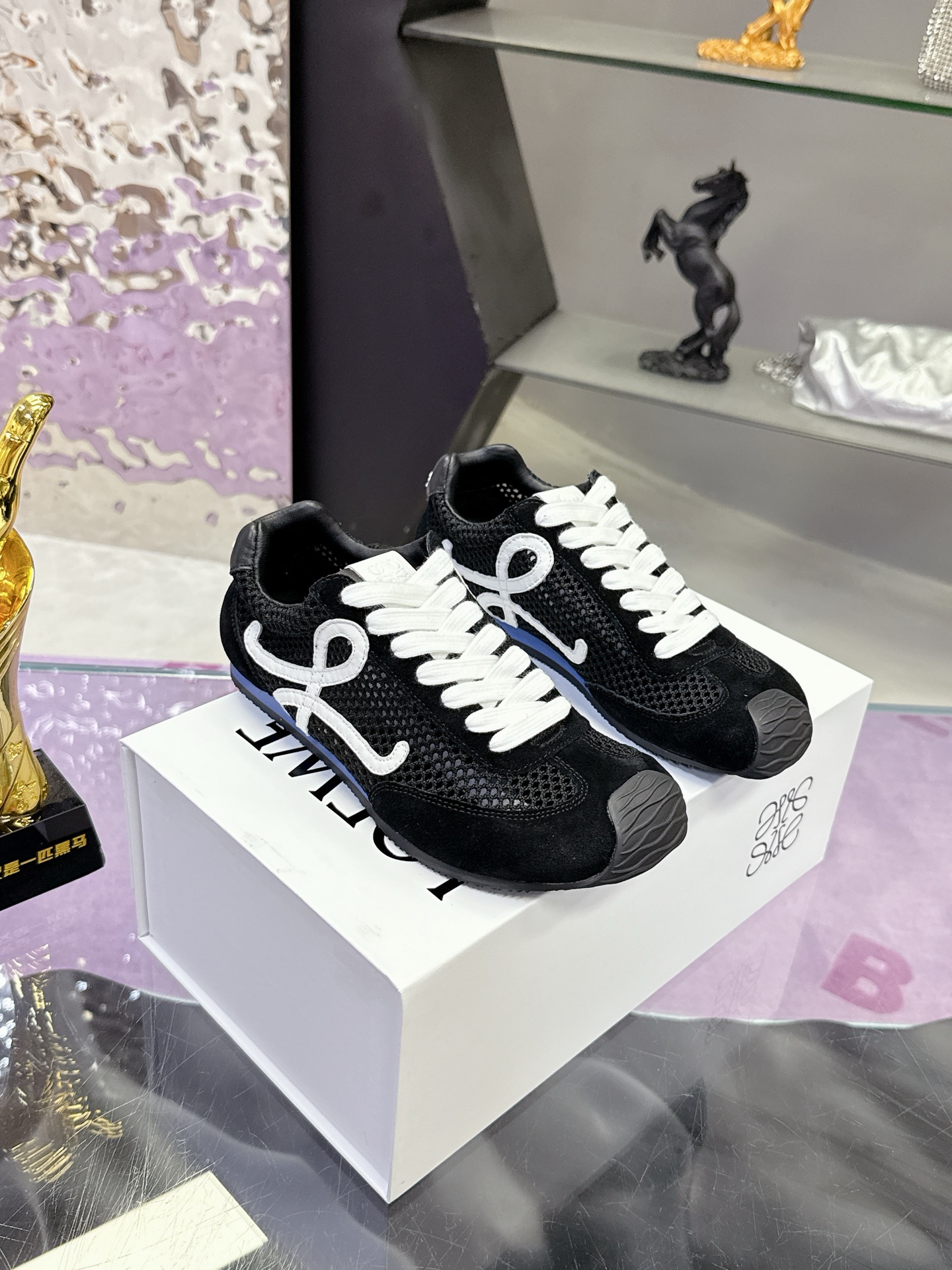 “Loewe Ballet Runner 2.0: Super Sticky Asymmetric Ballet Shoes with Logo Design” - 图片 1