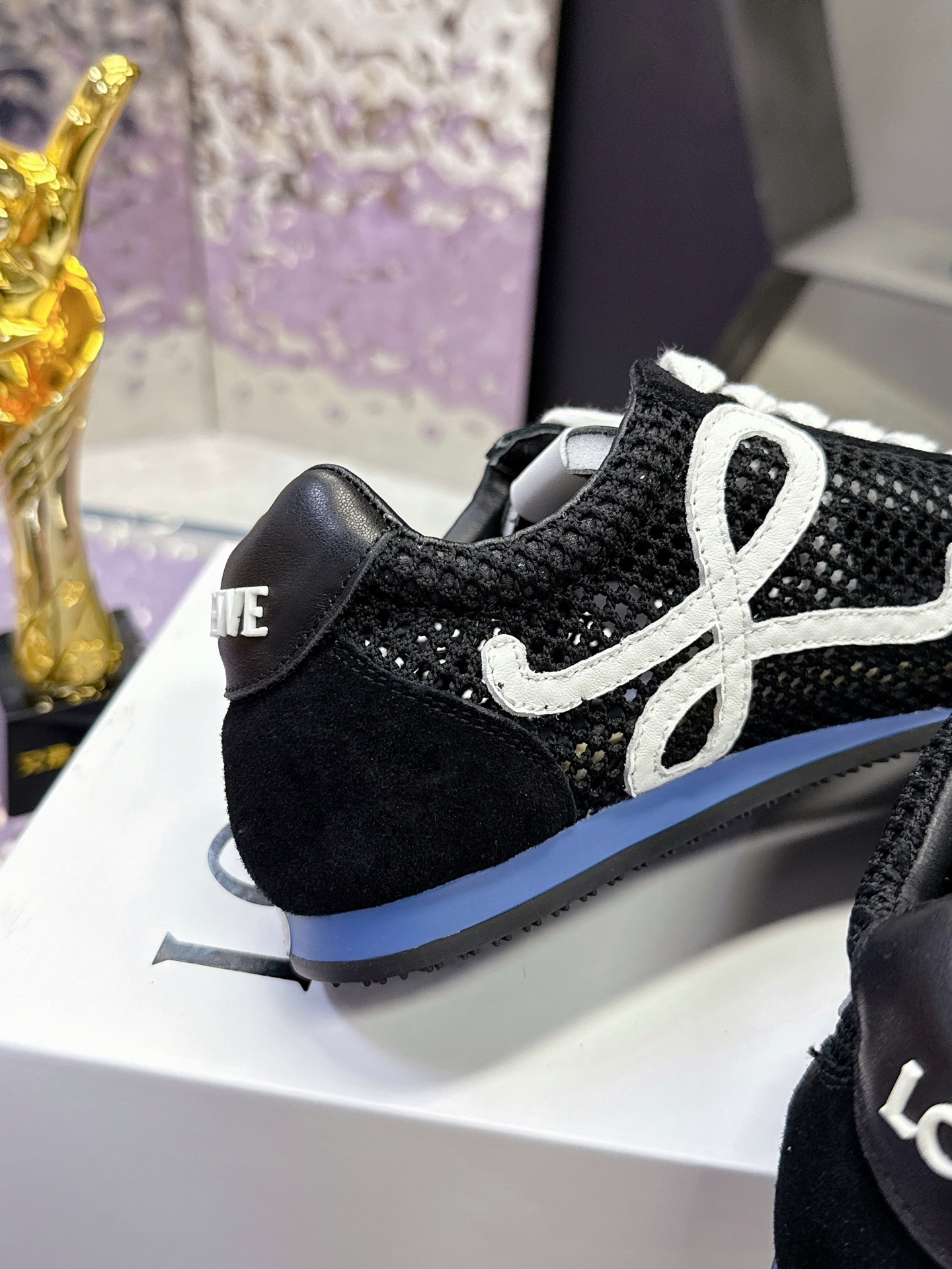 “Loewe Ballet Runner 2.0: Super Sticky Asymmetric Ballet Shoes with Logo Design” - 图片 7