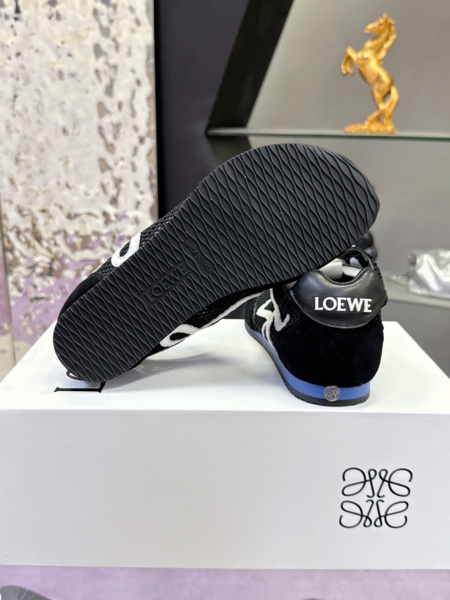“Loewe Ballet Runner 2.0: Super Sticky Asymmetric Ballet Shoes with Logo Design” - 图片 8