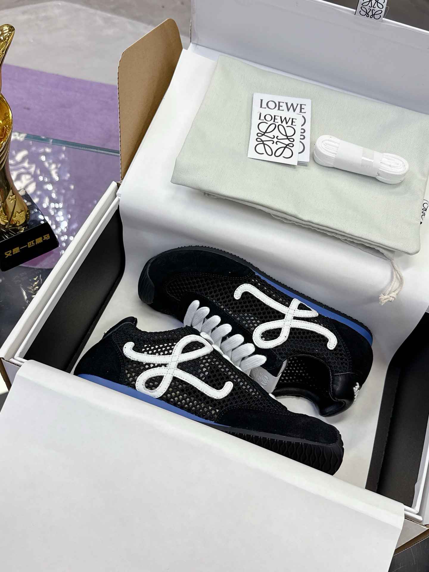 “Loewe Ballet Runner 2.0: Super Sticky Asymmetric Ballet Shoes with Logo Design” - 图片 9