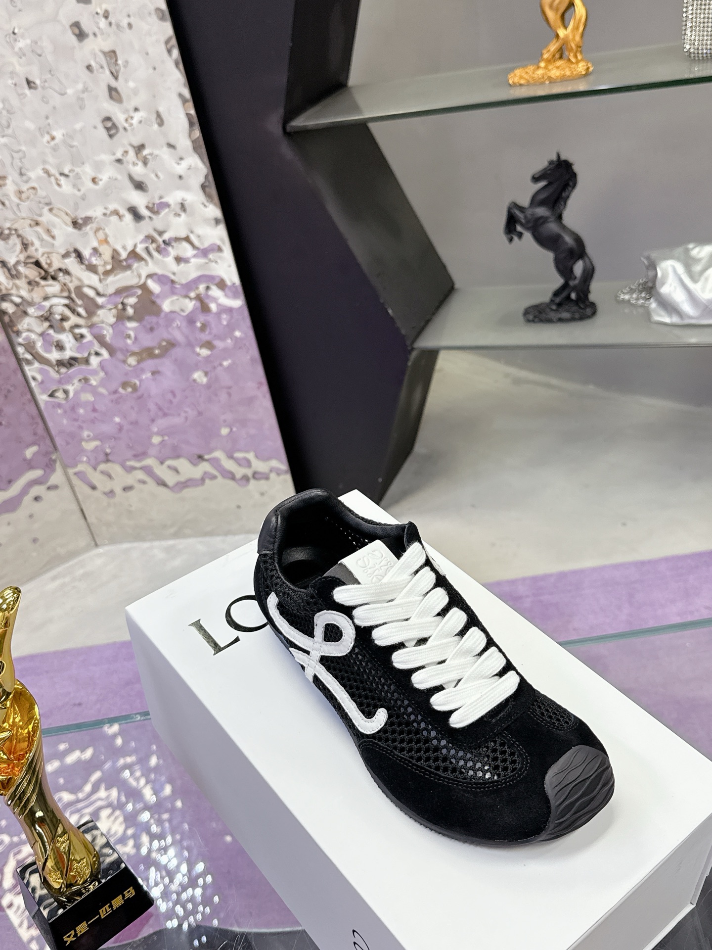 “Loewe Ballet Runner 2.0: Super Sticky Asymmetric Ballet Shoes with Logo Design” - 图片 5