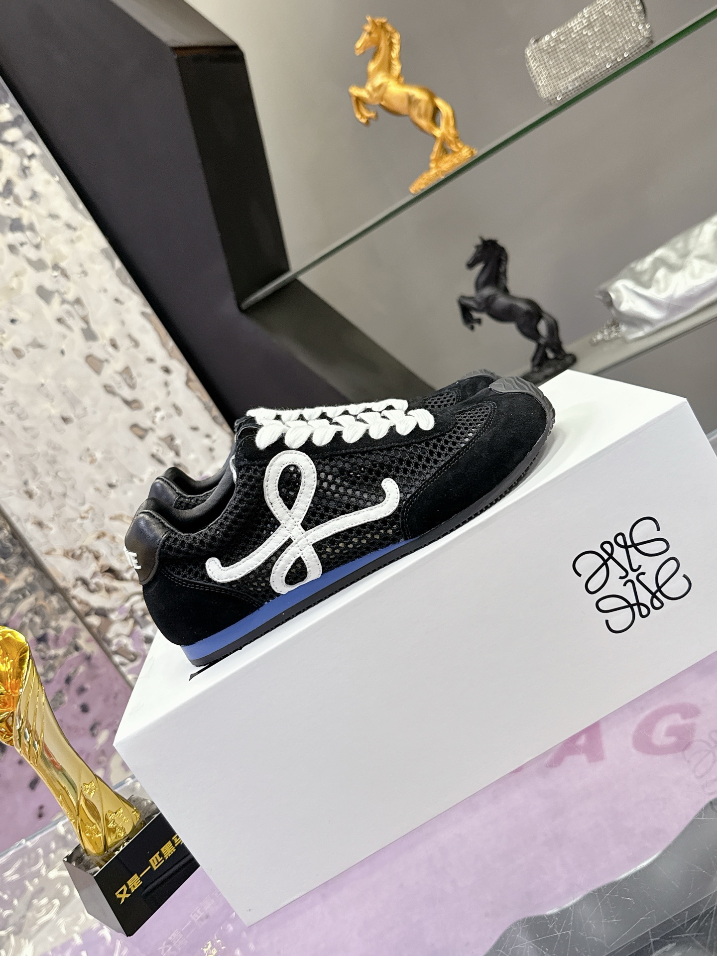 “Loewe Ballet Runner 2.0: Super Sticky Asymmetric Ballet Shoes with Logo Design” - 图片 2