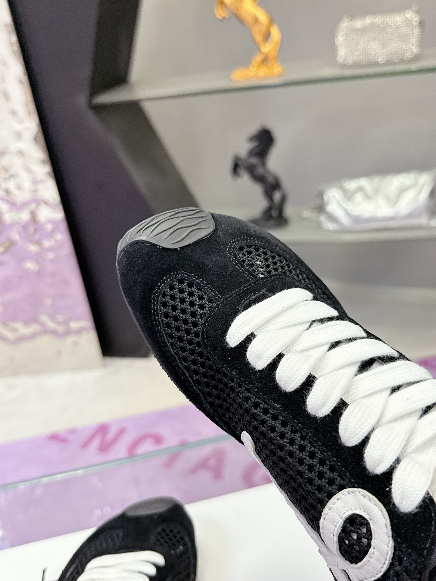 “Loewe Ballet Runner 2.0: Super Sticky Asymmetric Ballet Shoes with Logo Design” - 图片 6