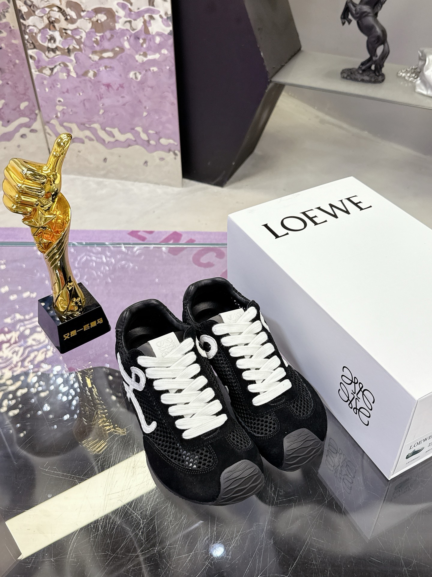“Loewe Ballet Runner 2.0: Super Sticky Asymmetric Ballet Shoes with Logo Design” - 图片 4