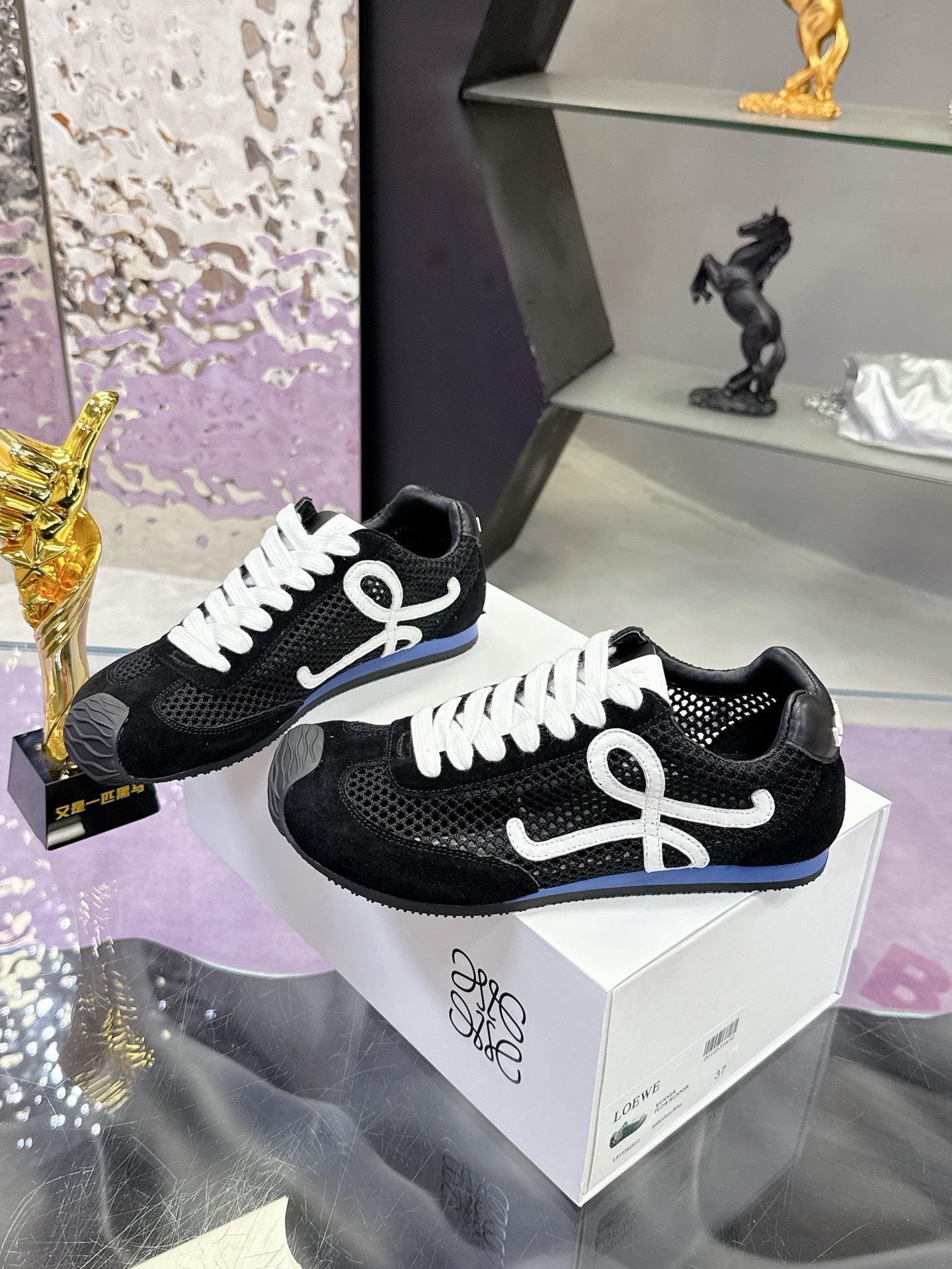“Loewe Ballet Runner 2.0: Super Sticky Asymmetric Ballet Shoes with Logo Design” - 图片 3