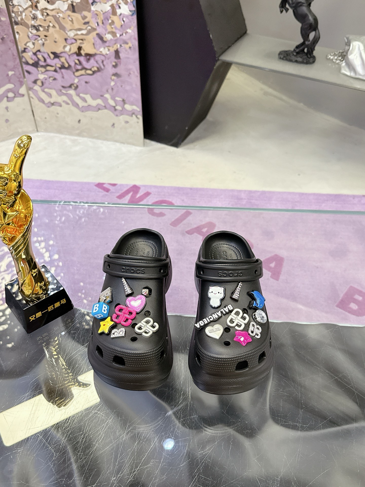 NO:423405,Free shipping (high-end version) with pendants Kalochi Dongdong shoes Yunduo series Help factory cash out to China domestic sales Support domestic products Export to domestic sales Trade war China Come on China Hot hotdong shoes are super easy to sell Export goods Factory direct sales Pixel material bottom height 4 cm water table 3 cm Distribution upper pendants (one shoe and two wear) can be semi-torn sandals Size 35-40, slippers, sandals, slippers19860909包邮（高版本）配挂件 卡洛驰 洞洞鞋 云朵系列 帮工厂套现 转中国内销 支持国货 出口转内销 贸易战 中国加油 爆款洞洞鞋超级好卖 出口货 工厂直销 像素材料底高4厘米 水台3厘米 配送鞋面挂件（一鞋二穿）可半拖 可凉鞋 码数35-40,拖鞋,sandals,slippers,Women's Shoes