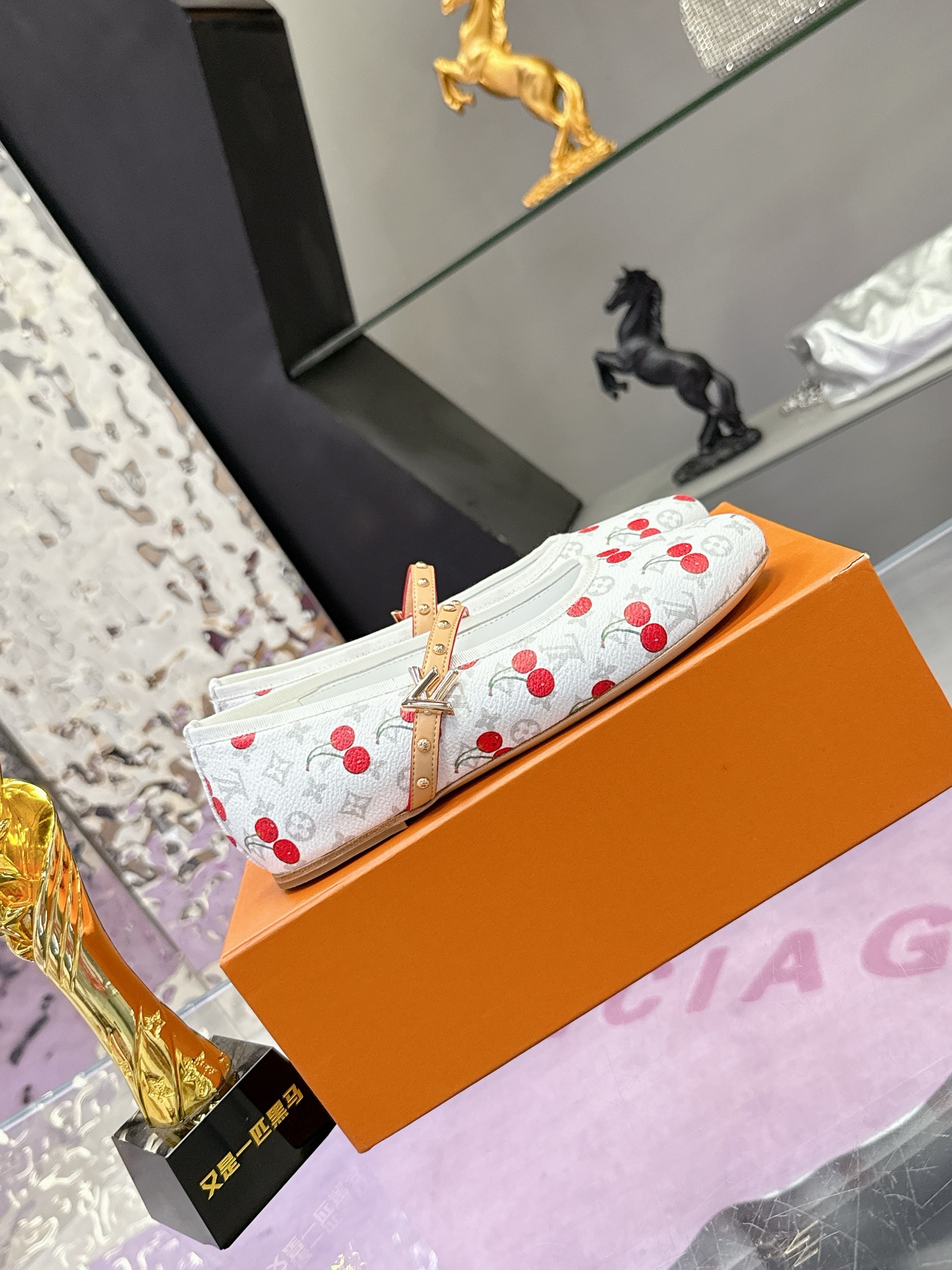 “Louis Vuitton Springshar Single Shoe Series: Premium Sheep and Cattle Skin Shoes with Hand-Sewn Details” - 图片 1