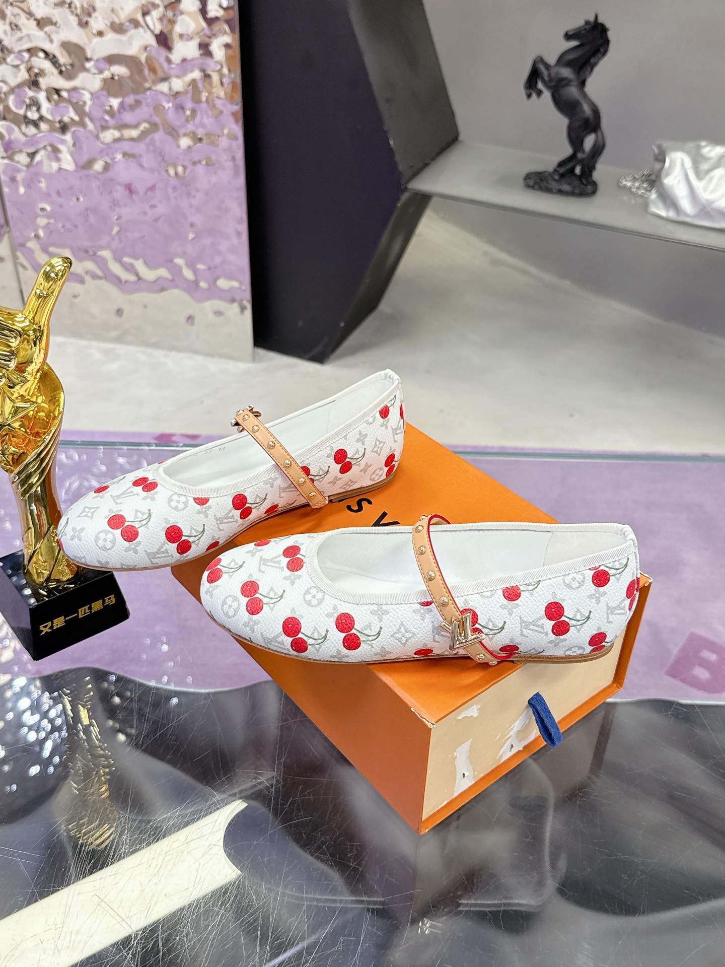 “Louis Vuitton Springshar Single Shoe Series: Premium Sheep and Cattle Skin Shoes with Hand-Sewn Details” - 图片 2