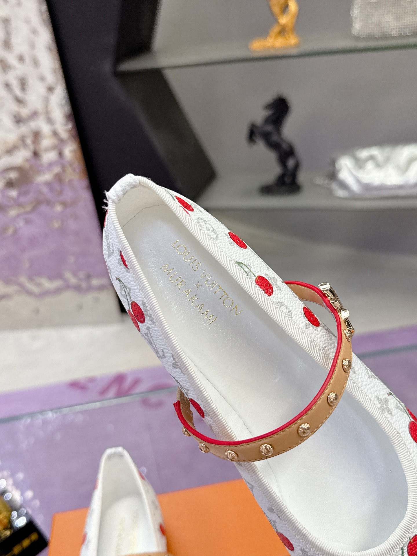 “Louis Vuitton Springshar Single Shoe Series: Premium Sheep and Cattle Skin Shoes with Hand-Sewn Details” - 图片 7