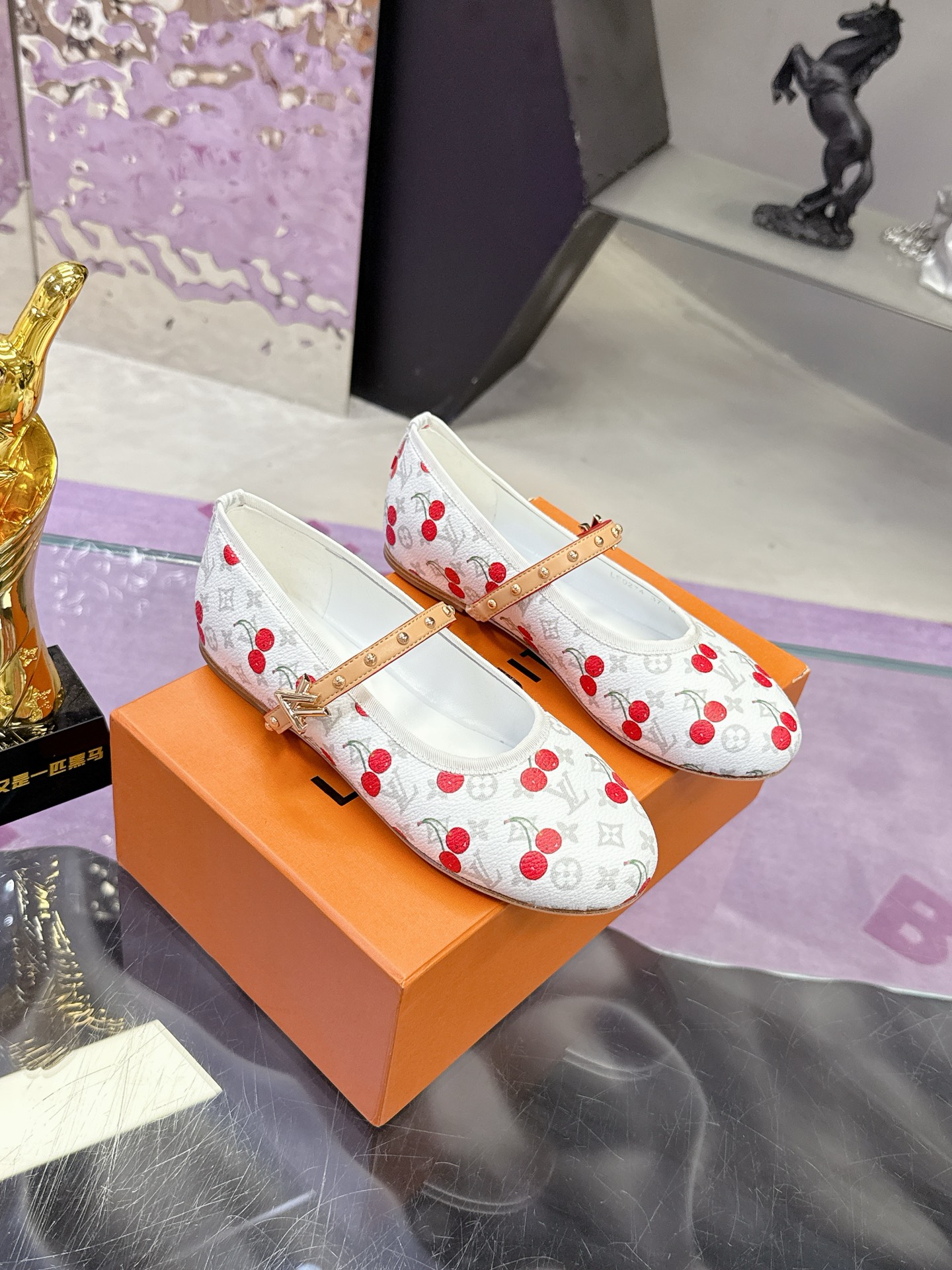 “Louis Vuitton Springshar Single Shoe Series: Premium Sheep and Cattle Skin Shoes with Hand-Sewn Details” - 图片 4
