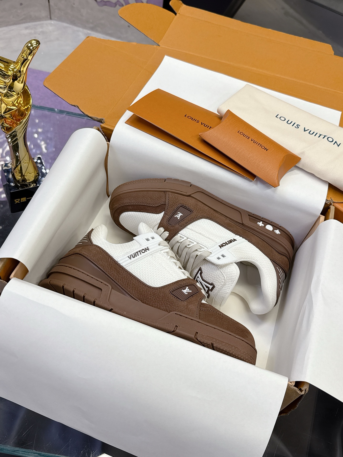 NO:344916,Real-price LV Louis Vuitton L Home Donkey Trainer Series Couple Style Casual Sports Shoes Skateboard Shoes This LV Trainer Sports Shoes combines mesh fabric and grained suede, and cleverly shows the inspiration of retro basketball shoes in detail with the contrast of the collision color and material of the upper. The rubber LV letters and Vuitton logo perfectly combine the overall delivery counter with exquisite packaging Fabric: Original custom imported cowhide Inner: Original custom breathable net Outsole Original open mold-proof TPU combination sole Sole thickness: 3cm Size Women's 35-41 / Men's 38-46,,louis vuitton,louis vuitton,louis vuitton,louis vuitton,louis vuitton,sneakers,cowhide19860909实价 LV 路易威登L家 驴牌 Trainer系列 情侣款 休闲 运动鞋 滑板鞋 本款 LV Trainer 运动鞋糅合网格面料和粒面正绒面革,于考究鞋面碰撞色彩与材质反差,巧妙展现复古篮球鞋的灵感启发.橡胶LV字母与 Vuitton 标识完善整体 配送专柜精美包装 面料: 原版定制进口牛皮 内里: 原版定制透气网里 大底原版开模防滑TPU组合大底 底厚: 3cm Size女款35-41 / 男款38-46,,louis vuitton,louis vuitton,louis vuitton,louis vuitton,sneakers,cowhide,Men's shoes