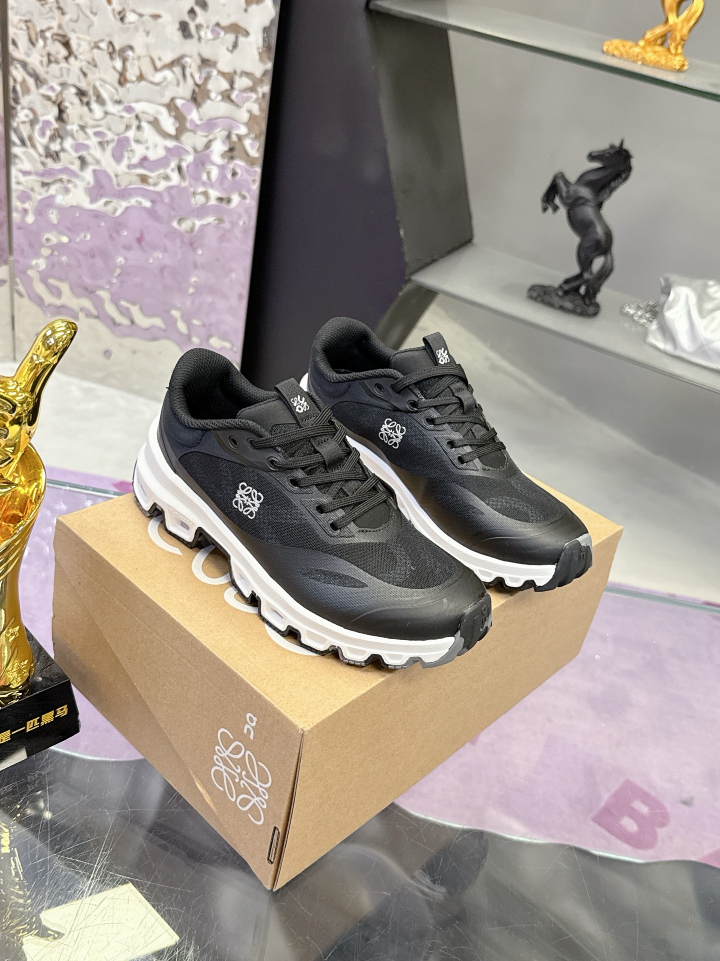 NO:413209,2025 Loewe Loewe Co-branded 3.0 series has opened a new cioudtilt3.0 running shoes couples Loewe xon Loewe's new collaboration series Fashion, the brand and Swiss high-performance sports brand On jointly created this series of works are designed for urban and outdoor life, fully demonstrating the technological quality that contains sustainable concepts. Made of recycled polyester fiber and mesh cloth, it uses exclusive soles, and the side of the shoe is printed with Loewe Loewe's classic logo, decorated with full coverage seam details. This cooperation combines On Loewe's professional technology and loewe's exquisite craftsmanship, and is used in the production and design, specially designed for urban life and outdoor sports. White is the main color (full package) Size 35-41 (four 41 customized) Men 39-45 (four 38.45 customized), casual shoes/sports shoes, loewe, loewe, sneakers198609092025昂跑罗意威联名3.0系列全新启幕 cioudtilt3.0跑鞋情侣款 罗意威 xon 昂跑全新合作系列 时尚,品牌与瑞士高性能运动品牌on携手打造的此系列作品专为城市与户外生活而设,充分彰显蕴含可持续理念的科技品质.由再生聚酯纤维和网眼布制成,采用独家鞋底,鞋侧印有loewe罗意威经典logo,饰有全覆盖贴缝细节.此次合作,将on昂跑专业技术和loewe罗意威的精湛工艺结合,运用在的制作和设计中,专为城市生活和户外运动打造. 白色为主色调（全套包装） 码数女35-41（女41定做）  男39-45（男38.45定做）,休闲鞋/运动鞋,loewe,loewe,sneakers,Women's Shoes