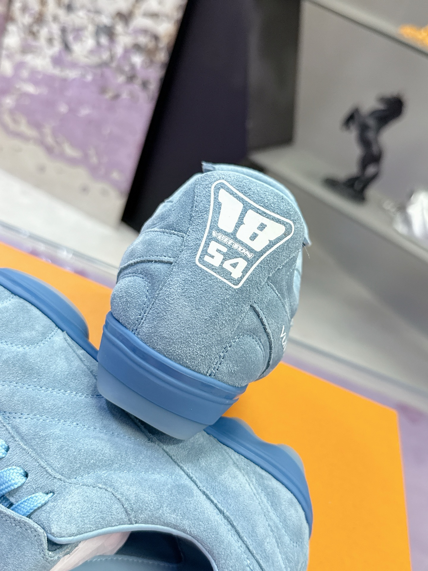 工厂价：330
2025年新款LV情侣同款球鞋，🔥🔥🔥穿上就是时髦精❤️ Lv足球鞋系列💗
这款 Footprint Soccer 运动鞋于2025春夏系列时装展中亮相，是Pharrell Williams 首次以足球鞋为灵感设计的运动鞋。鞋款的灵感来自跨越世代和文化的足球运动💎
呼应2025春夏系列时装展团结一致、全民参与的主题。鞋款以流丽的设计著称，侧面以富动感的IV Initials标志点缀，鞋舌缀有灵感来自足球队伍的Lvers United徽章，而脚掌纹橡胶鞋底饰有多款路易威登标志。 时髦休闲穿搭 时尚界的弄潮儿
采用进口牛皮制造 工艺满满💓
码数（女款35-41，女41定做）（男款39-46，45-46定做）