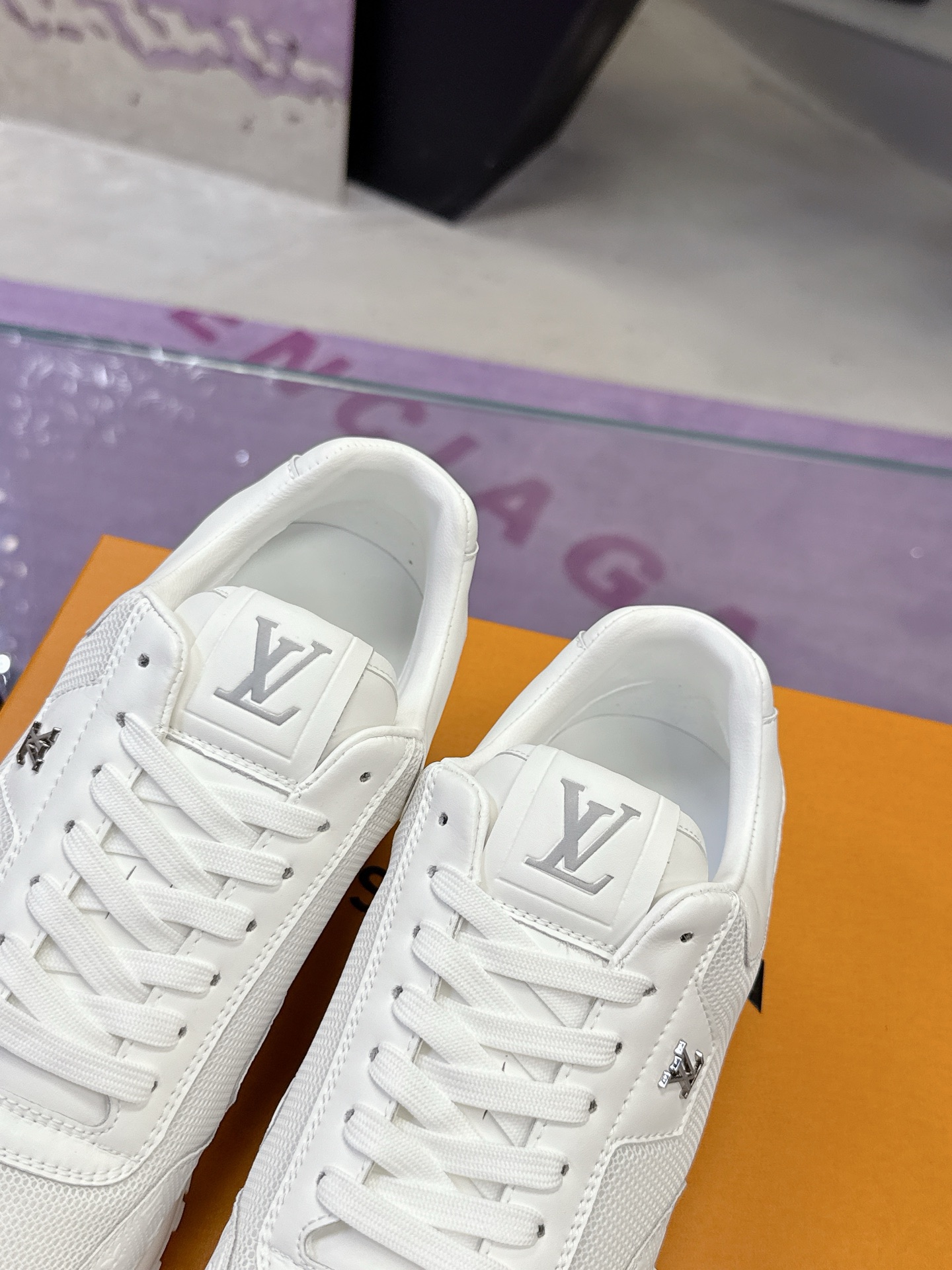 出厂价：310
LV（男鞋系列）路易威登系列🌈运动鞋系列 
永不过时 🌹
热门 热卖 热看 耐穿 耐磨 💎
最新潮鞋休闲鞋 2025 官方新增颜色
新品春夏季舒适进口定制原版牛皮，独特提花面料元素设计 上脚帅爆👍
鞋面：牛皮
内里：羊皮 
码数：39-44（38和45定制）