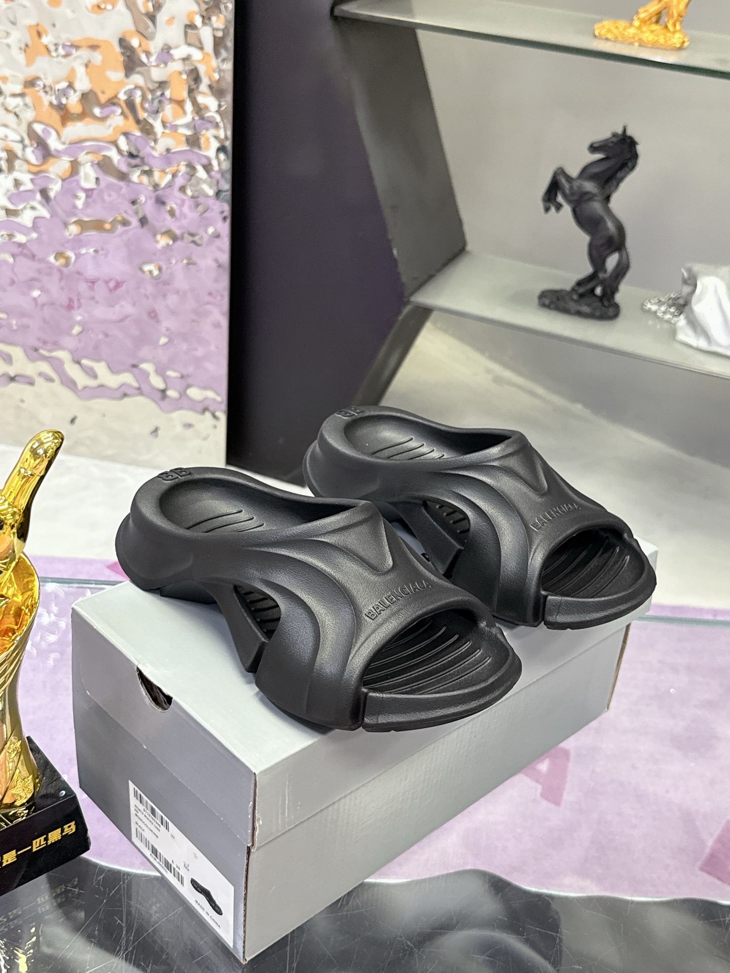 Title: Balenciaga Logo Pool Slides Summer Sandal Slippers Price: 288Couples, Real Sneakers Summary: Balenciaga Parisian Logo Pool Slides, trendy summer sandals - 图片 1