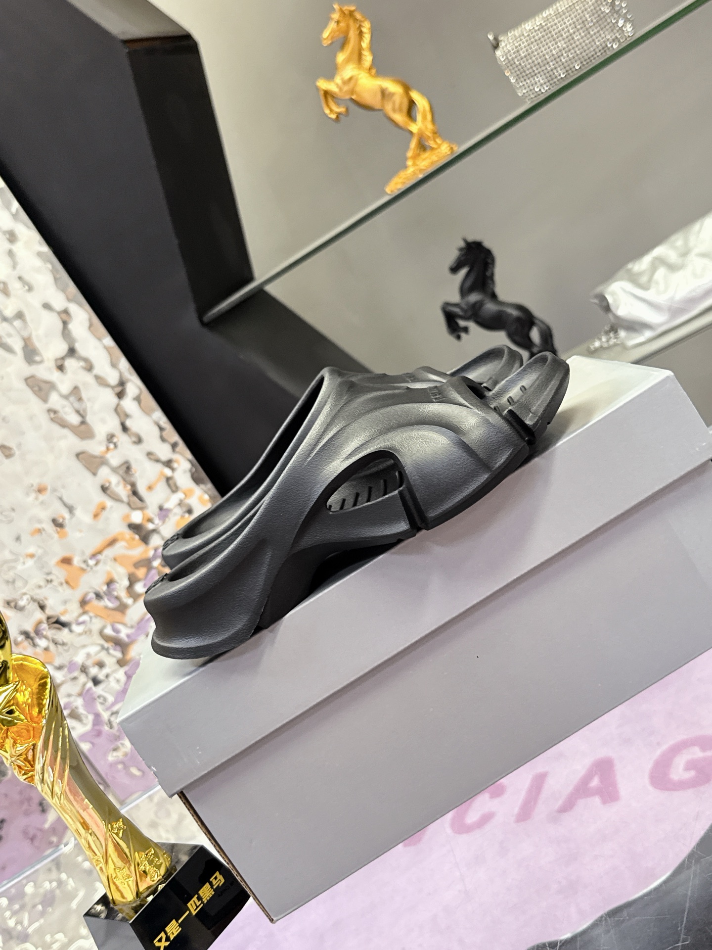 Title: Balenciaga Logo Pool Slides Summer Sandal Slippers Price: 288Couples, Real Sneakers Summary: Balenciaga Parisian Logo Pool Slides, trendy summer sandals - 图片 2