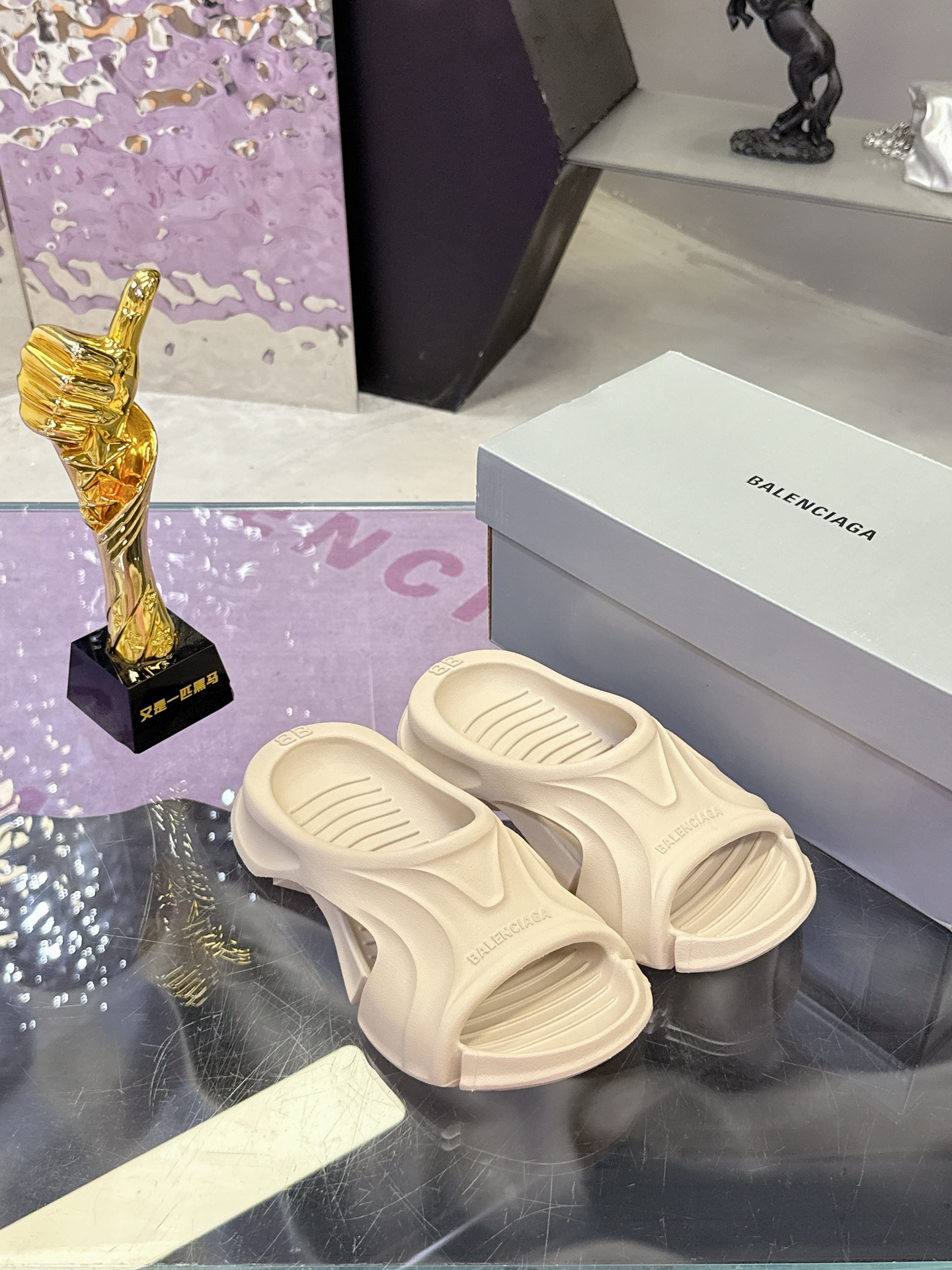 Balenciaga Parisian Logo Pool Slides: Summer Sandal Slippers Price, Sizes 36-45, 288 Couples – Review & Style Guide - 图片 4