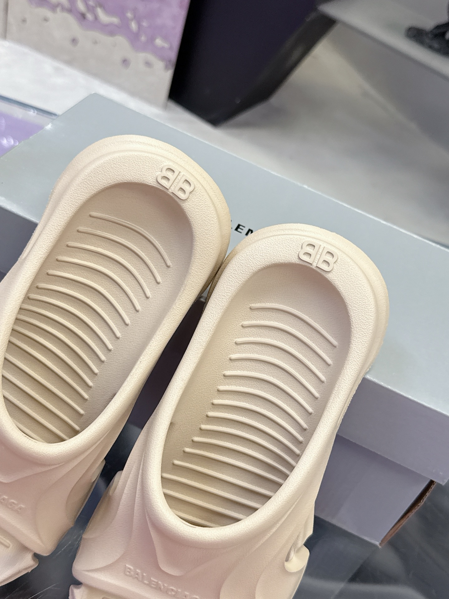 Balenciaga Parisian Logo Pool Slides: Summer Sandal Slippers Price, Sizes 36-45, 288 Couples – Review & Style Guide - 图片 7