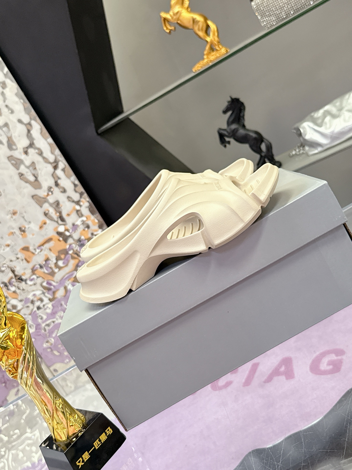 Balenciaga Parisian Logo Pool Slides: Summer Sandal Slippers Price, Sizes 36-45, 288 Couples – Review & Style Guide - 图片 2