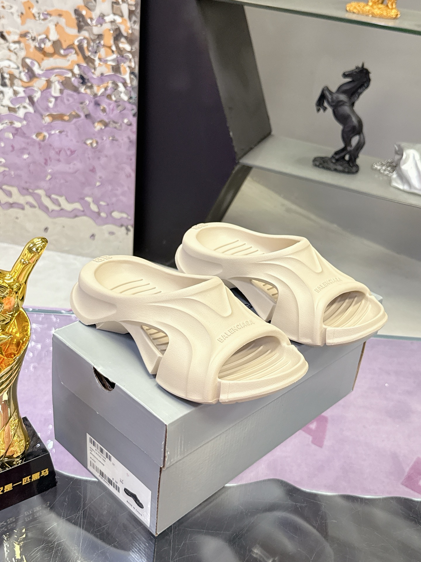 NO:344956,Real price Couple style, sports shoes regular size Balenciaga Slides Balenciaga Logo Pool Slides Summer Fashion Fashion Week Street Shooting Fashion Slides Look, Wear-resistant, Wear-resistant, Anti-slip Beach Slippers must-have in summer Size: 36-45 (couple style),,balenciaga,balenciaga,sneakers,slippers19860909实价 情侣款,运动鞋正码 巴黎世家拖鞋系列 Balenciaga巴黎世家 Logo Pool Slides夏季时尚潮流爆款时装周街拍潮流涉水凉拖鞋 耐看 耐磨 耐穿 防滑 夏天必备的沙滩拖鞋 码数:36-45（情侣款）,,balenciaga,balenciaga,sneakers,slippers,Men's shoes