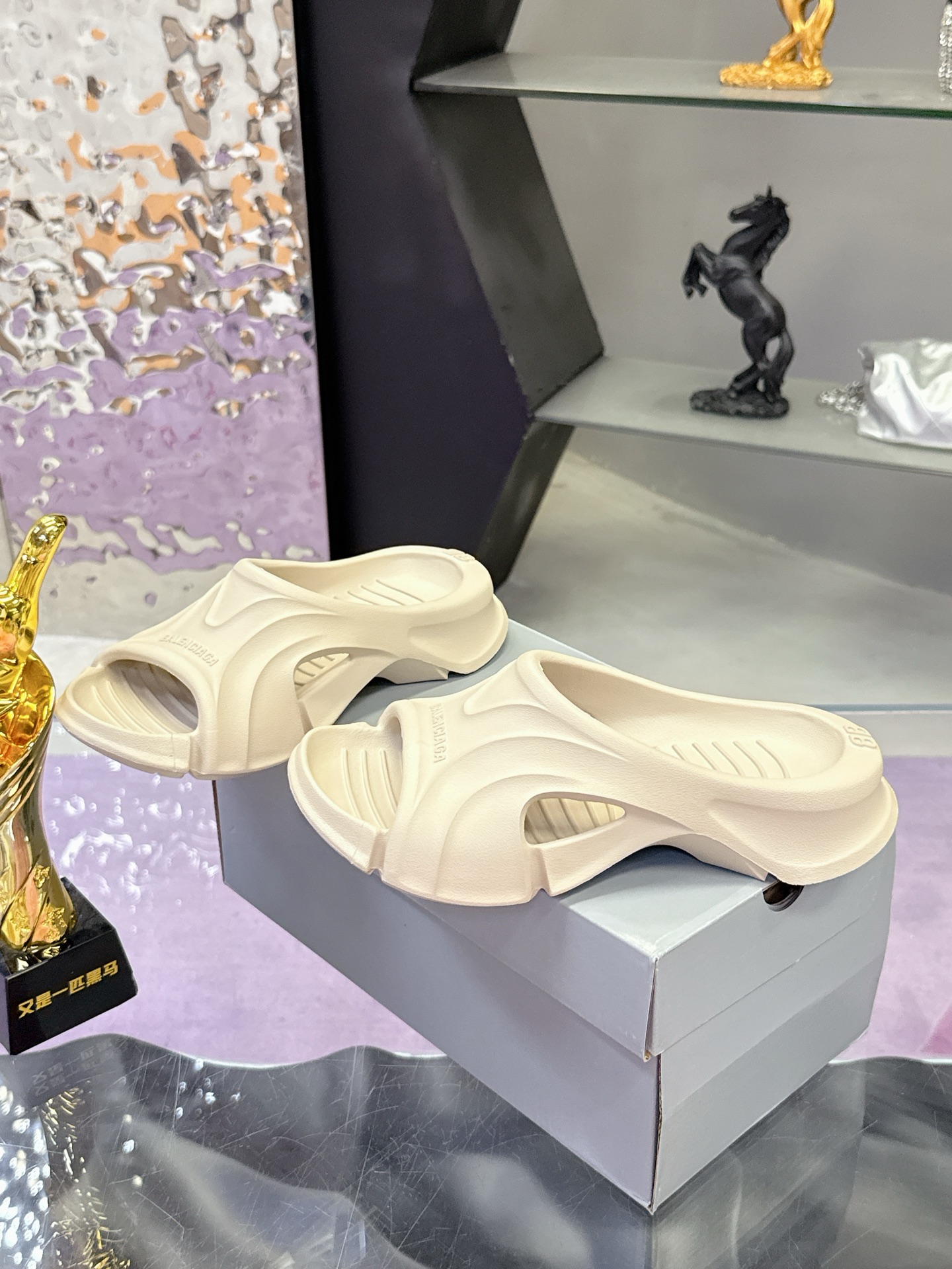 Balenciaga Parisian Logo Pool Slides: Summer Sandal Slippers Price, Sizes 36-45, 288 Couples – Review & Style Guide - 图片 3