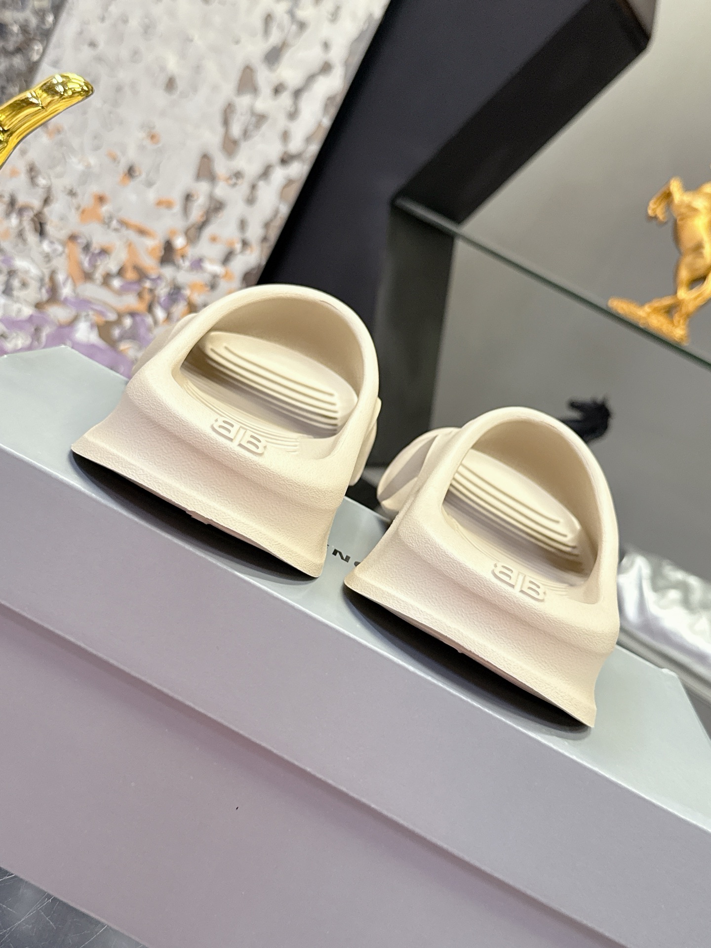 Balenciaga Parisian Logo Pool Slides: Summer Sandal Slippers Price, Sizes 36-45, 288 Couples – Review & Style Guide - 图片 8