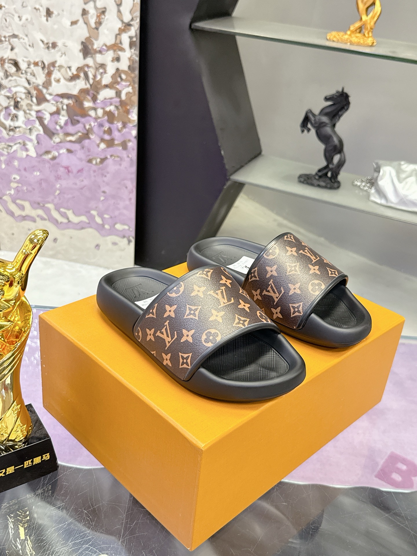 工厂价：140
🐴🐴路易威登🎉爆款上市🎉🎉🎉
LV  | 路易威登   25𝐬𝐬 
🧡💚2025春夏新品   顶级版本⚠️
专柜主打最新款 压花休闲情侣款拖鞋 硬货上新🆕
❥BS代购级别！高级感十足！国内外博主刷爆的一款，复古又时髦   上脚美炸了！官网主推款★
▪️鞋面：原版特定面料          
▪️内里:  进口混种羊皮
▪️大底：原版开模发泡大底 
▪️鞋码: 女码35-39（40.41定制）
            男码40-44 （45定制）
