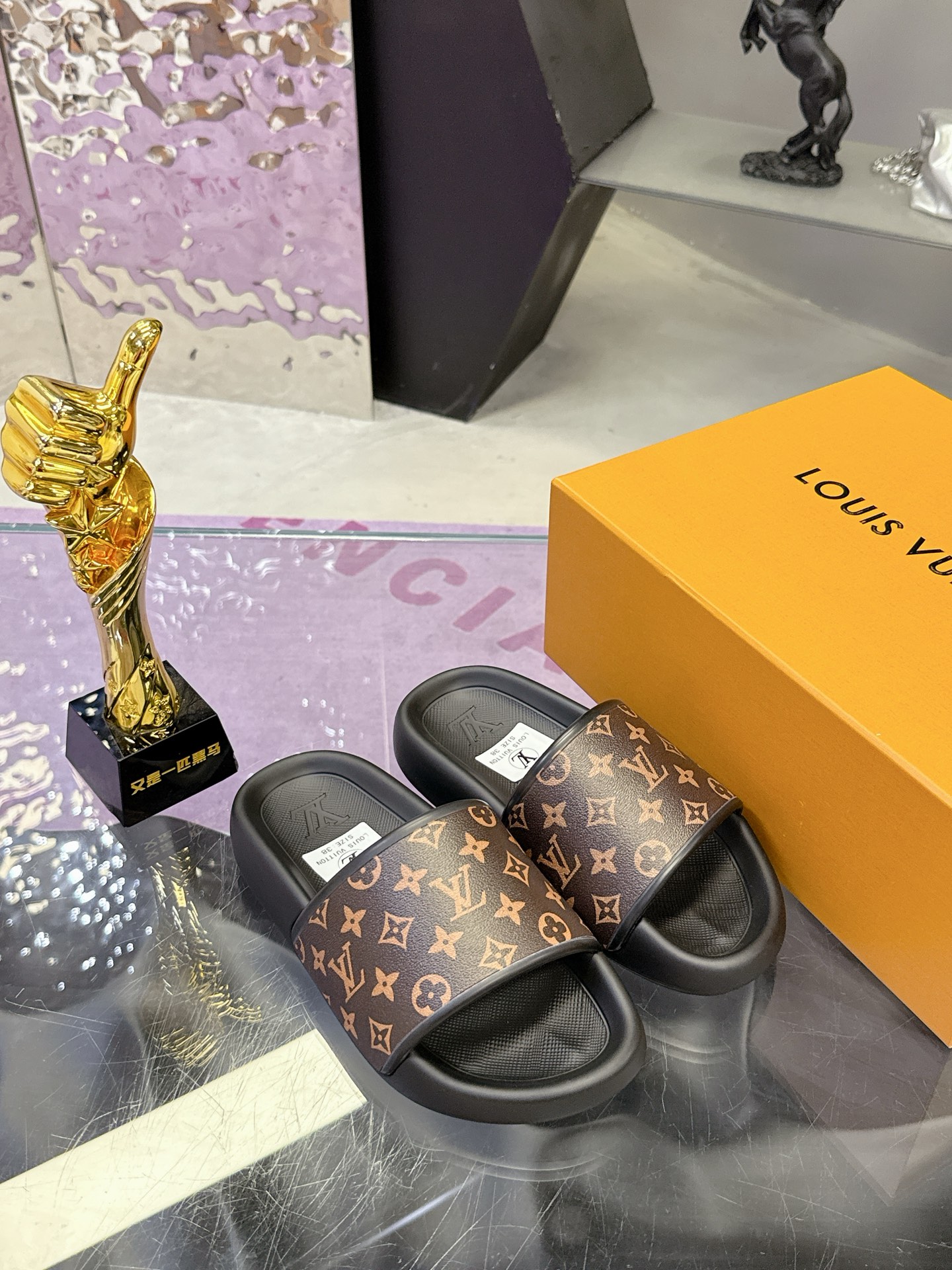 工厂价：140
🐴🐴路易威登🎉爆款上市🎉🎉🎉
LV  | 路易威登   25𝐬𝐬 
🧡💚2025春夏新品   顶级版本⚠️
专柜主打最新款 压花休闲情侣款拖鞋 硬货上新🆕
❥BS代购级别！高级感十足！国内外博主刷爆的一款，复古又时髦   上脚美炸了！官网主推款★
▪️鞋面：原版特定面料          
▪️内里:  进口混种羊皮
▪️大底：原版开模发泡大底 
▪️鞋码: 女码35-39（40.41定制）
            男码40-44 （45定制）
