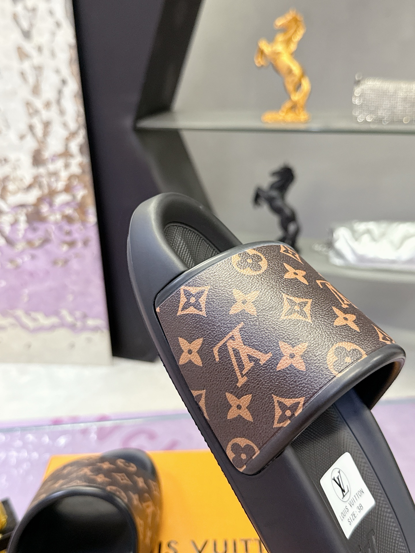 工厂价：140
🐴🐴路易威登🎉爆款上市🎉🎉🎉
LV  | 路易威登   25𝐬𝐬 
🧡💚2025春夏新品   顶级版本⚠️
专柜主打最新款 压花休闲情侣款拖鞋 硬货上新🆕
❥BS代购级别！高级感十足！国内外博主刷爆的一款，复古又时髦   上脚美炸了！官网主推款★
▪️鞋面：原版特定面料          
▪️内里:  进口混种羊皮
▪️大底：原版开模发泡大底 
▪️鞋码: 女码35-39（40.41定制）
            男码40-44 （45定制）

