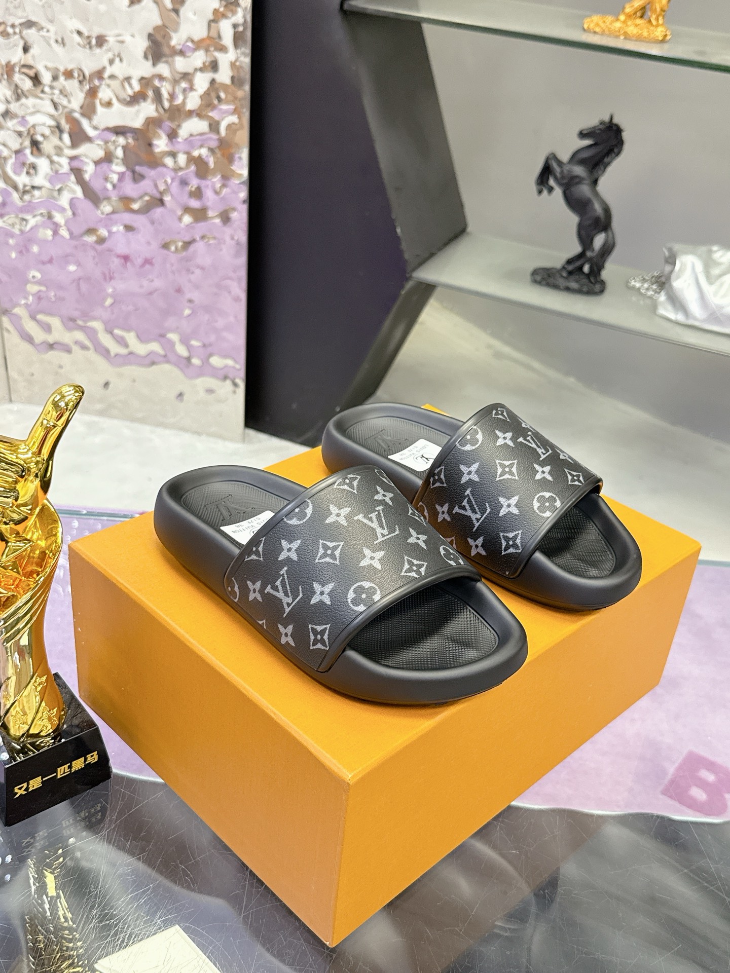 工厂价：140
🐴🐴路易威登🎉爆款上市🎉🎉🎉
LV  | 路易威登   25𝐬𝐬 
🧡💚2025春夏新品   顶级版本⚠️
专柜主打最新款 压花休闲情侣款拖鞋 硬货上新🆕
❥BS代购级别！高级感十足！国内外博主刷爆的一款，复古又时髦   上脚美炸了！官网主推款★
▪️鞋面：原版特定面料          
▪️内里:  进口混种羊皮
▪️大底：原版开模发泡大底 
▪️鞋码: 女码35-39（40.41定制）
            男码40-44 （45定制）
