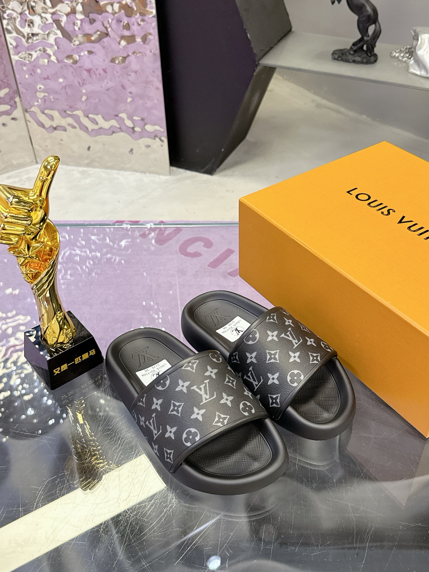 工厂价：140
🐴🐴路易威登🎉爆款上市🎉🎉🎉
LV  | 路易威登   25𝐬𝐬 
🧡💚2025春夏新品   顶级版本⚠️
专柜主打最新款 压花休闲情侣款拖鞋 硬货上新🆕
❥BS代购级别！高级感十足！国内外博主刷爆的一款，复古又时髦   上脚美炸了！官网主推款★
▪️鞋面：原版特定面料          
▪️内里:  进口混种羊皮
▪️大底：原版开模发泡大底 
▪️鞋码: 女码35-39（40.41定制）
            男码40-44 （45定制）
