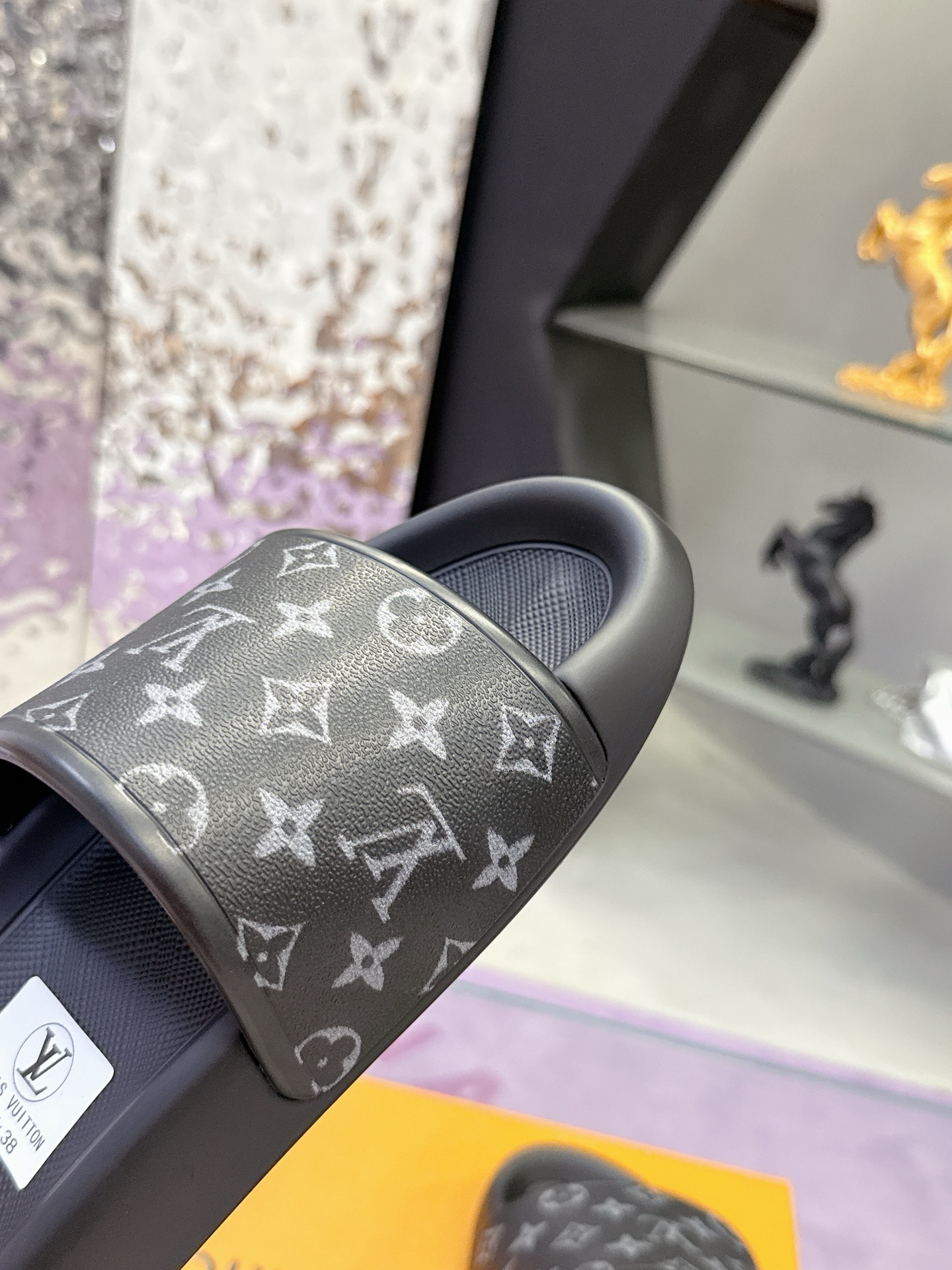 工厂价：140
🐴🐴路易威登🎉爆款上市🎉🎉🎉
LV  | 路易威登   25𝐬𝐬 
🧡💚2025春夏新品   顶级版本⚠️
专柜主打最新款 压花休闲情侣款拖鞋 硬货上新🆕
❥BS代购级别！高级感十足！国内外博主刷爆的一款，复古又时髦   上脚美炸了！官网主推款★
▪️鞋面：原版特定面料          
▪️内里:  进口混种羊皮
▪️大底：原版开模发泡大底 
▪️鞋码: 女码35-39（40.41定制）
            男码40-44 （45定制）
