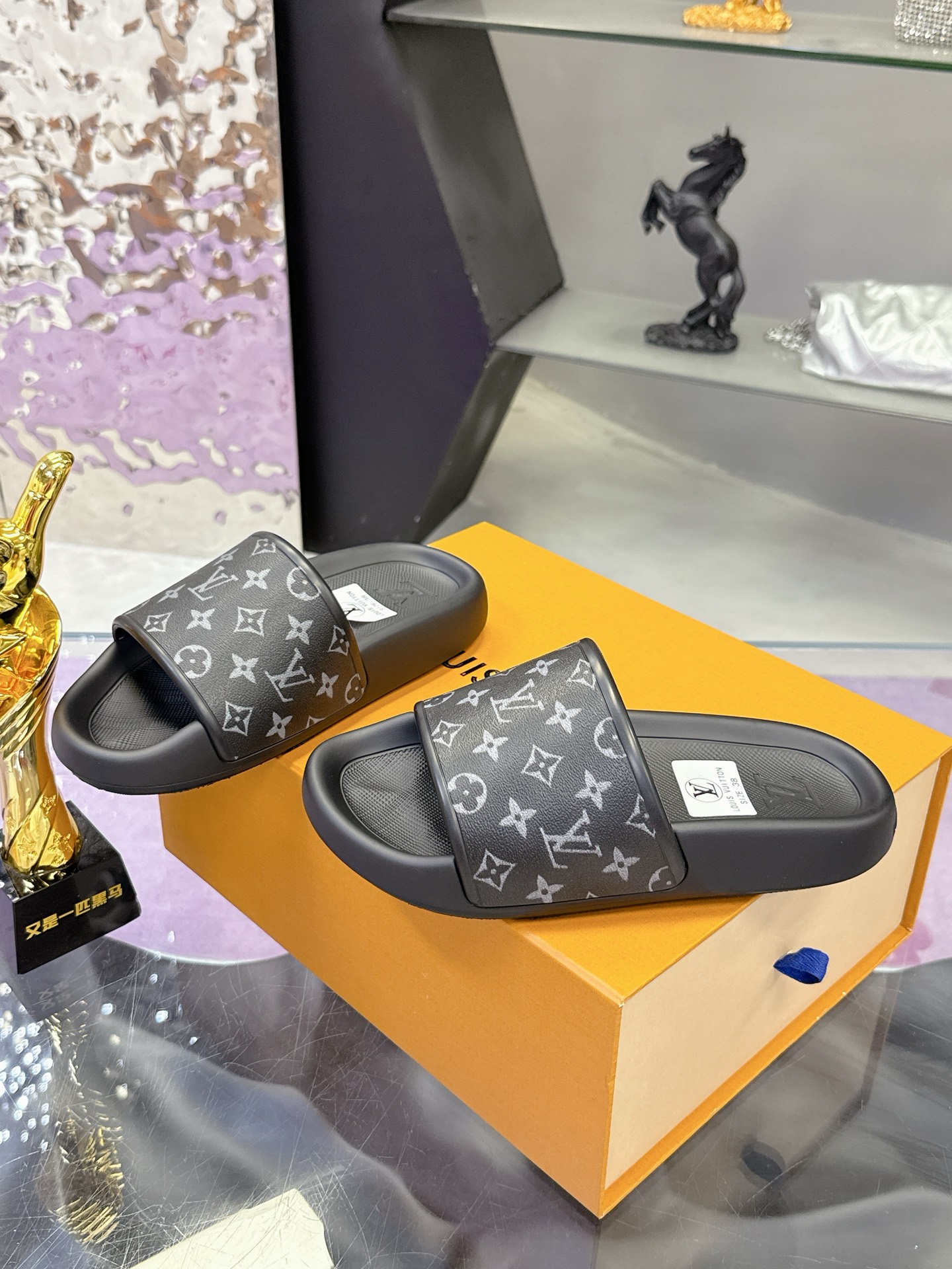 工厂价：140
🐴🐴路易威登🎉爆款上市🎉🎉🎉
LV  | 路易威登   25𝐬𝐬 
🧡💚2025春夏新品   顶级版本⚠️
专柜主打最新款 压花休闲情侣款拖鞋 硬货上新🆕
❥BS代购级别！高级感十足！国内外博主刷爆的一款，复古又时髦   上脚美炸了！官网主推款★
▪️鞋面：原版特定面料          
▪️内里:  进口混种羊皮
▪️大底：原版开模发泡大底 
▪️鞋码: 女码35-39（40.41定制）
            男码40-44 （45定制）
